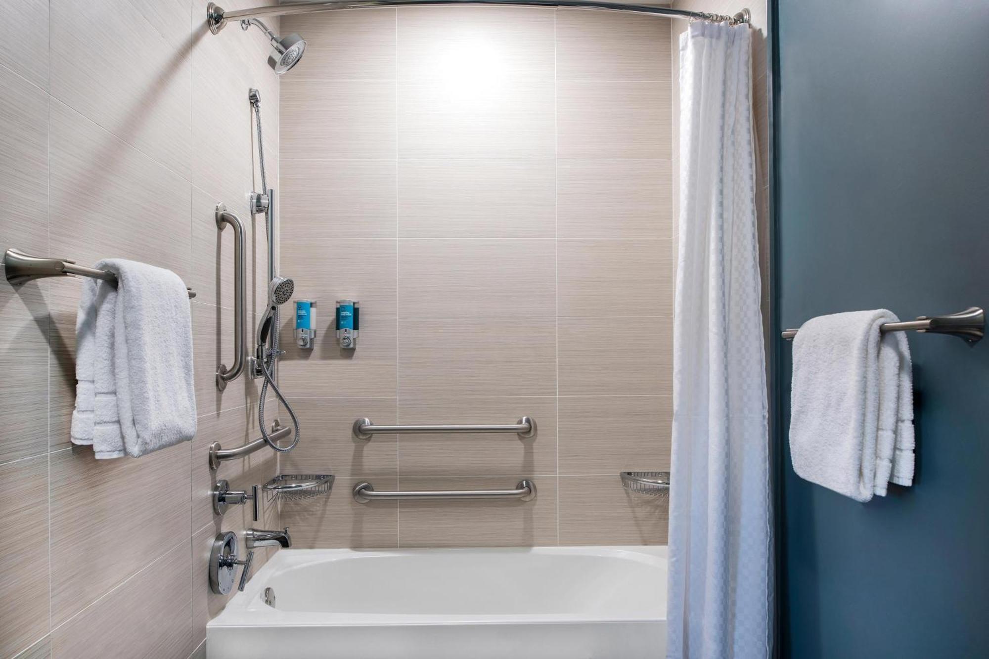 Aloft, Guest room, 2 Queen