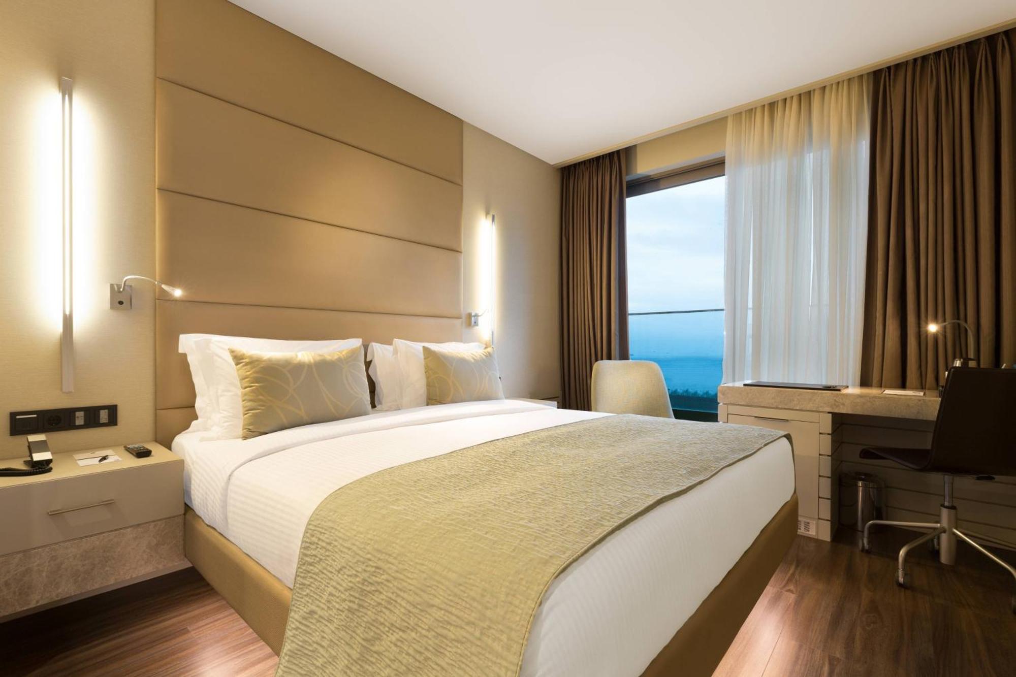 Guest room 1 King Bosphorus view