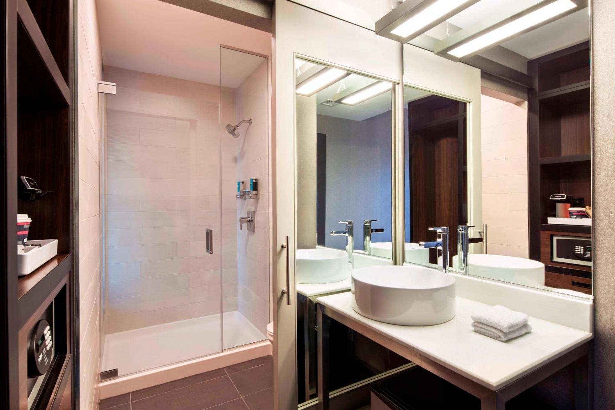 Aloft King Guest room 1 King