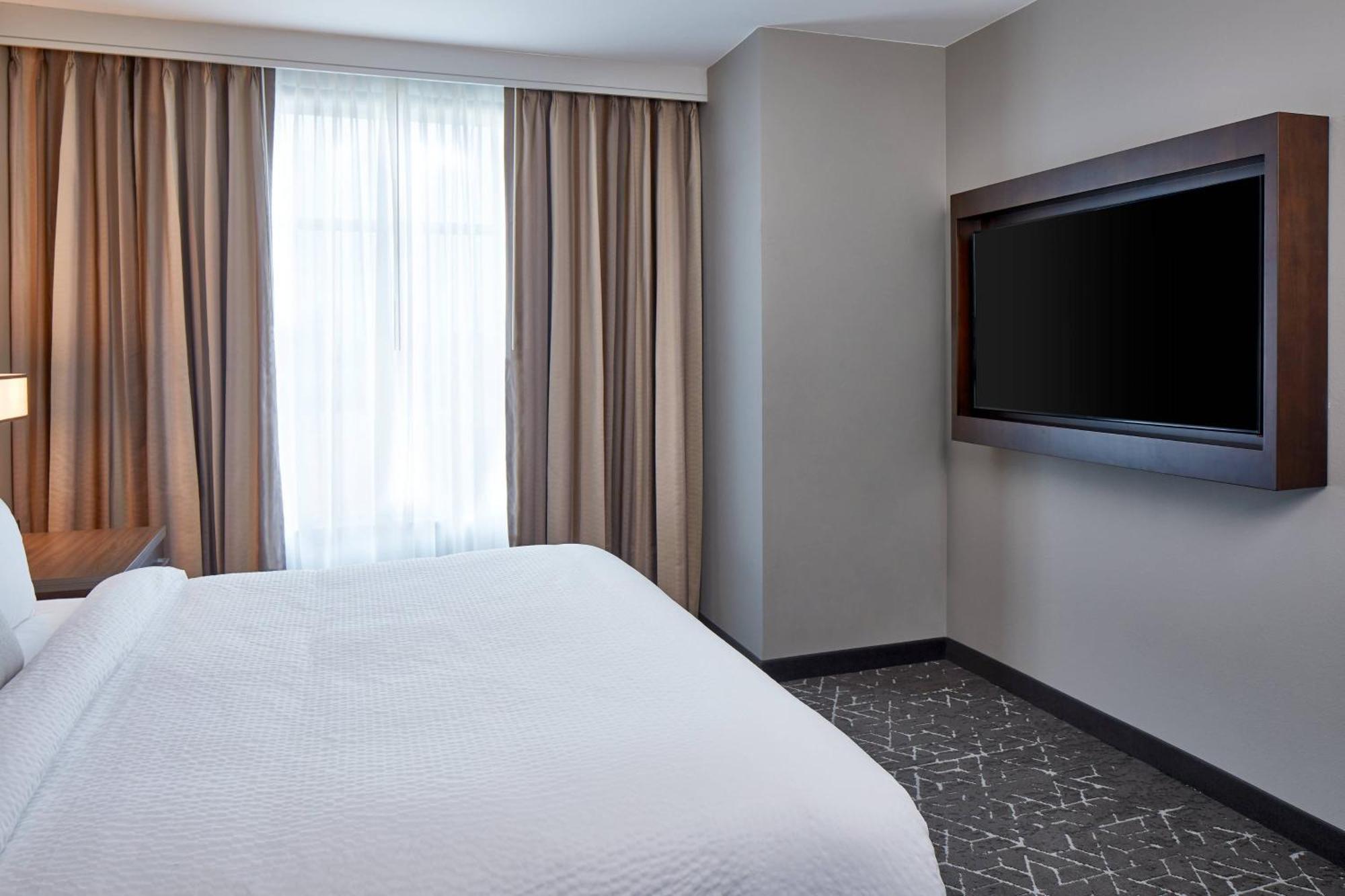 1 Bedroom Suite 1 King Sofa bed High floor
