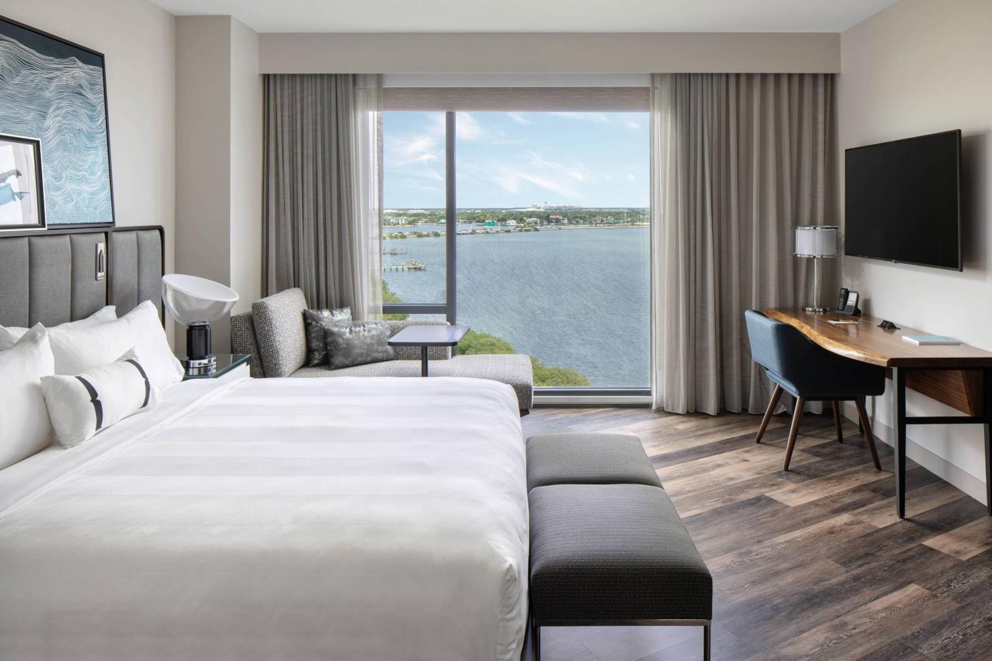 Expansive Guest room 1 King Bay view