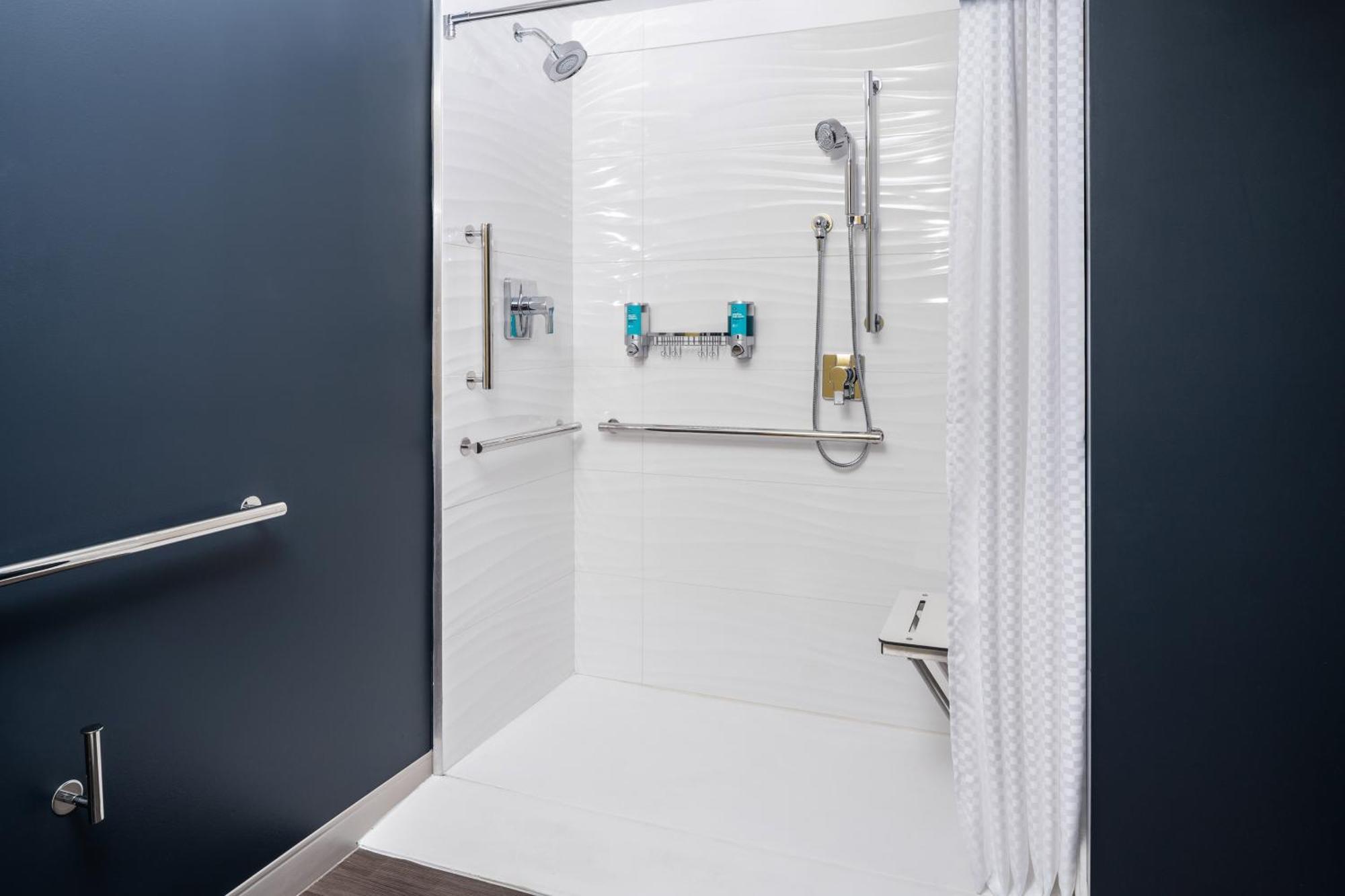King Room Bathtub Mobility Access or Hearing Accessible