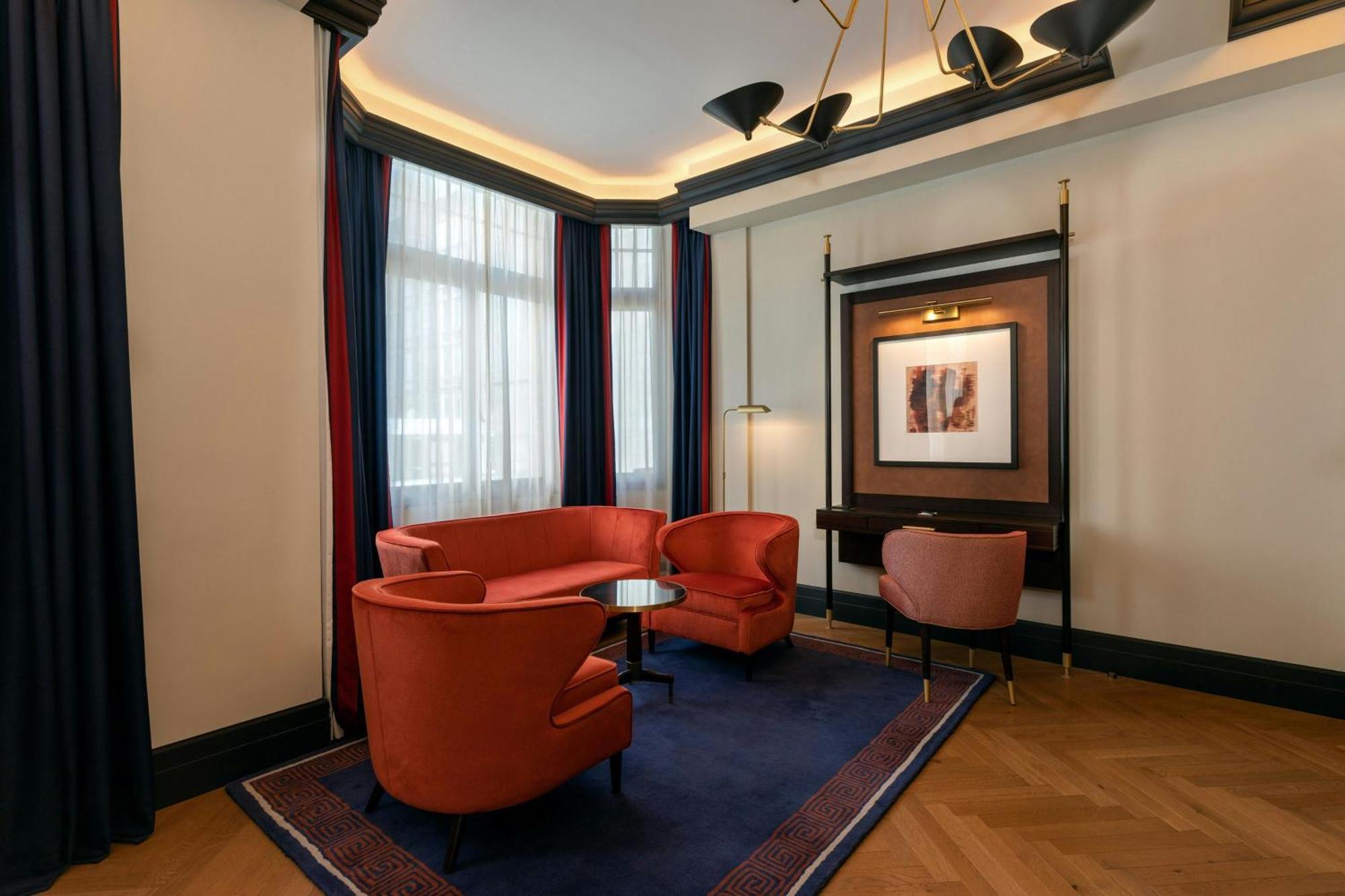 One-Bedroom Junior King Suite