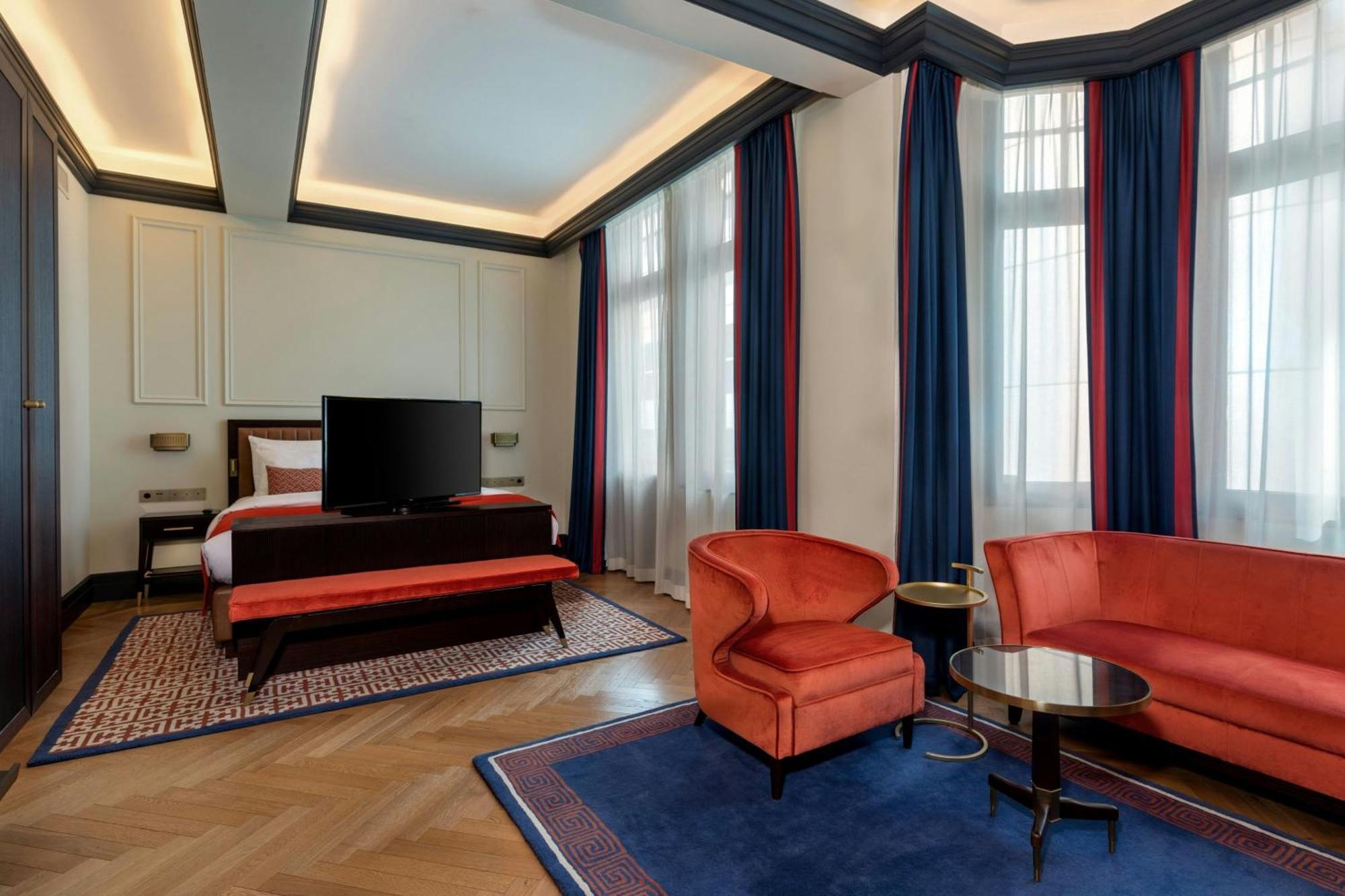 One-Bedroom Junior King Suite
