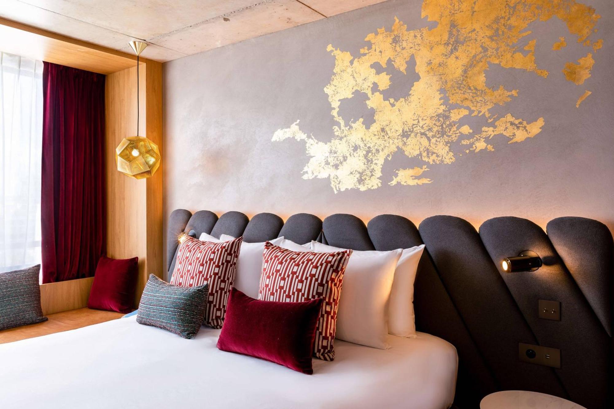 La Muse Room Queen Bed