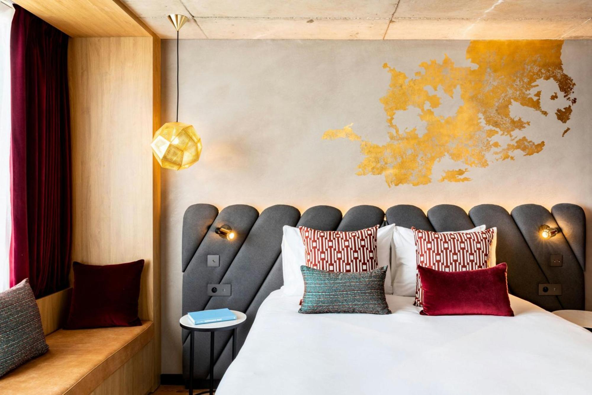 La Muse Room Queen Bed