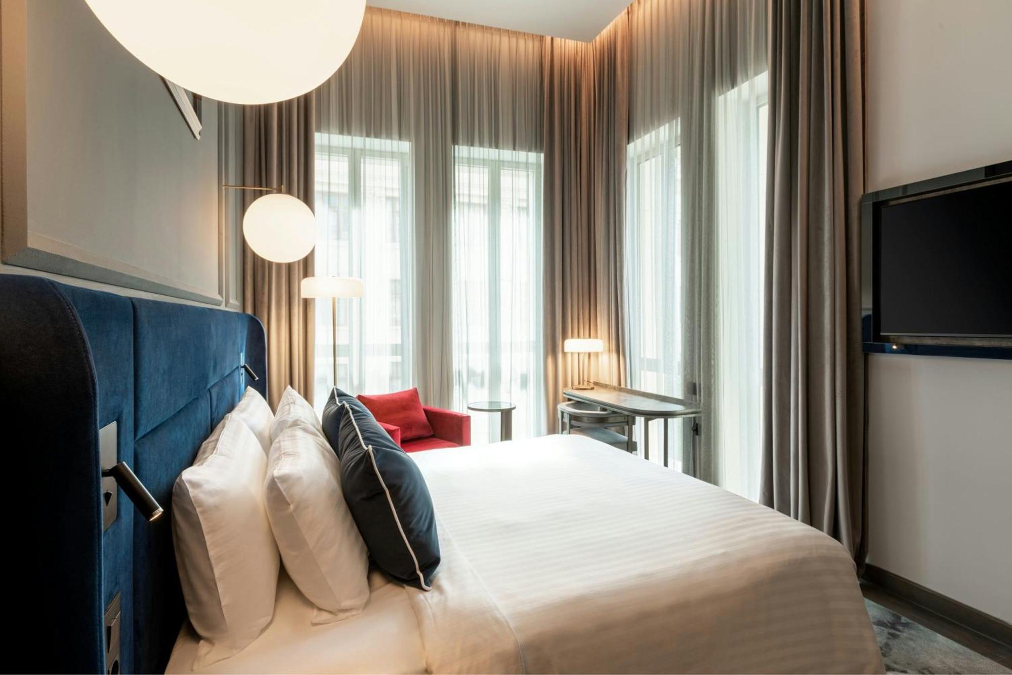 Silver Guest Room 1 King