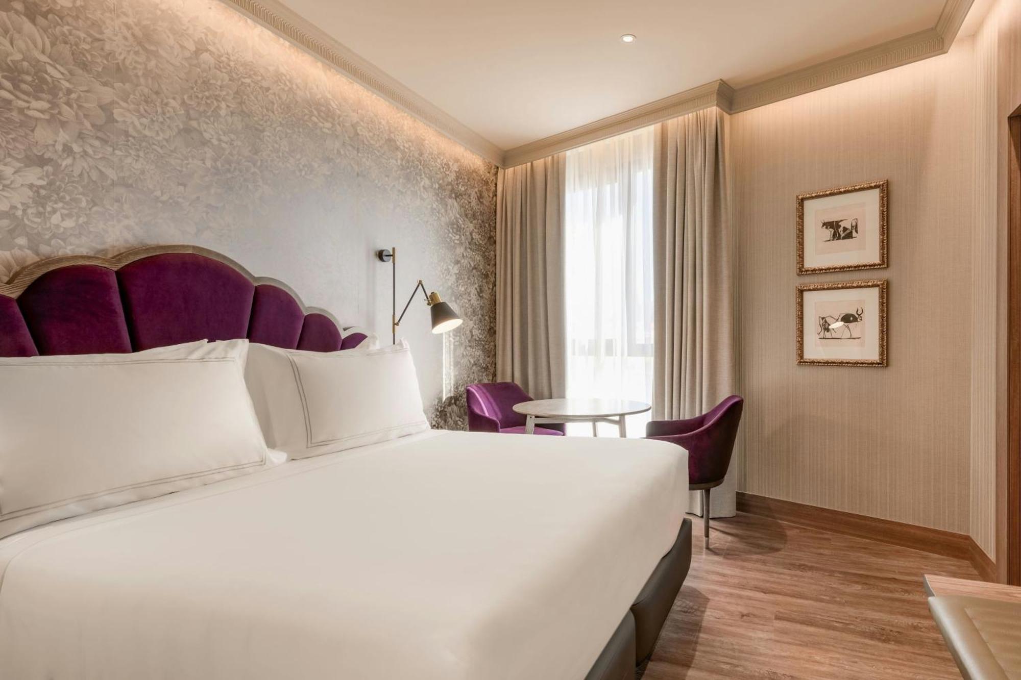 Deluxe King Room City View