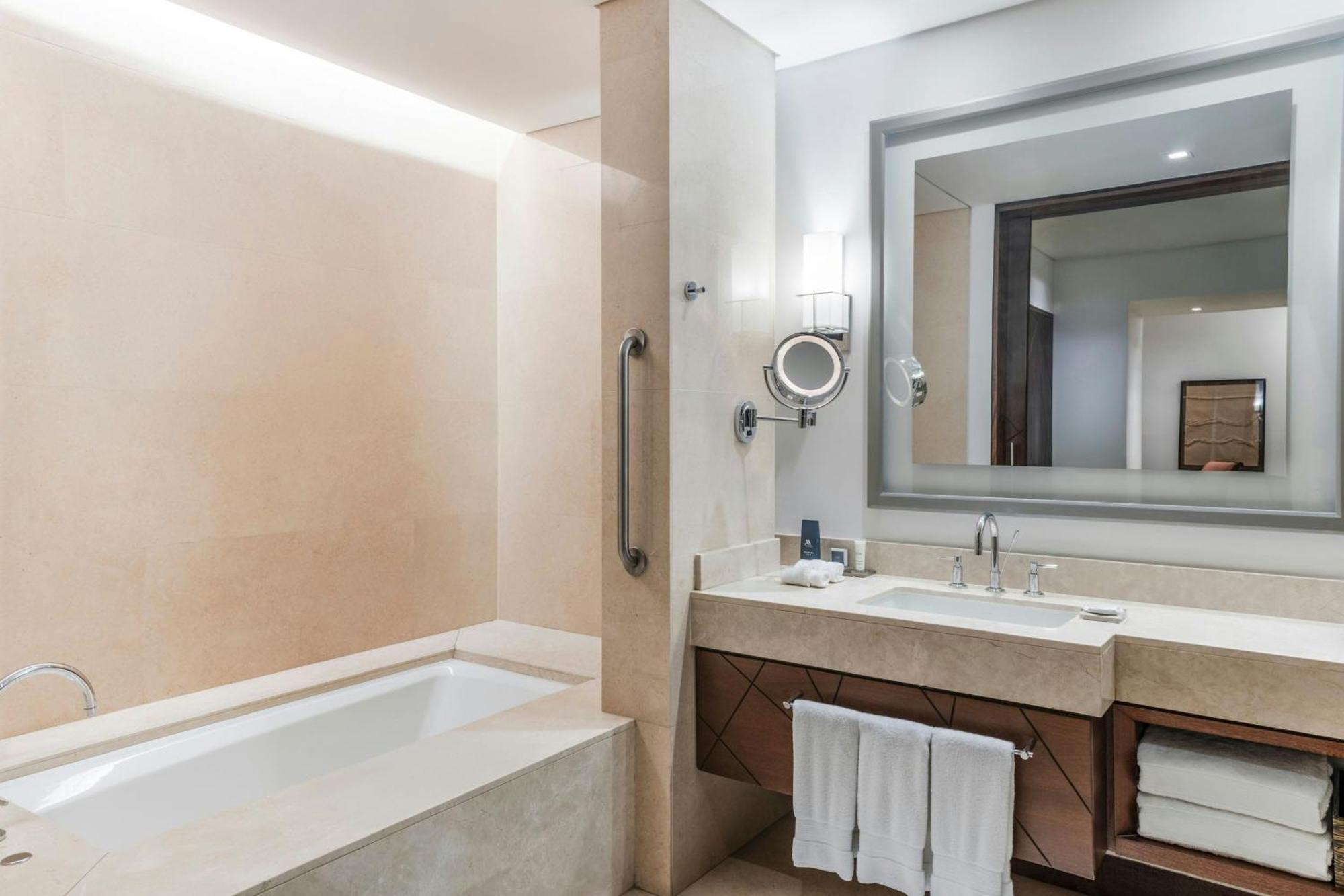One-Bedroom Suite Lounge Access