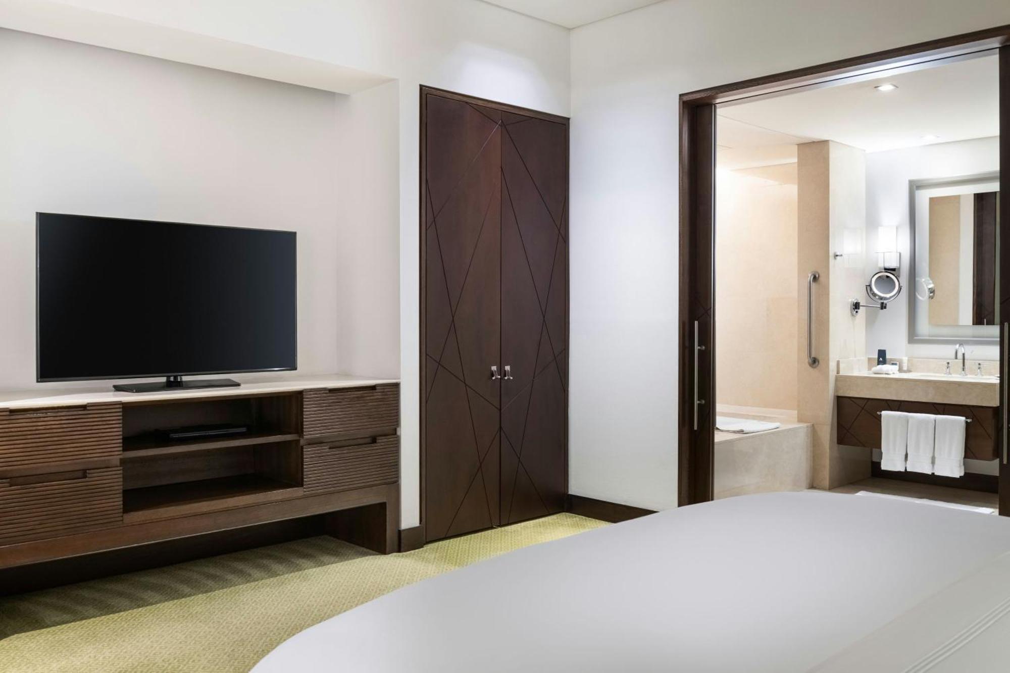 One-Bedroom Suite Lounge Access
