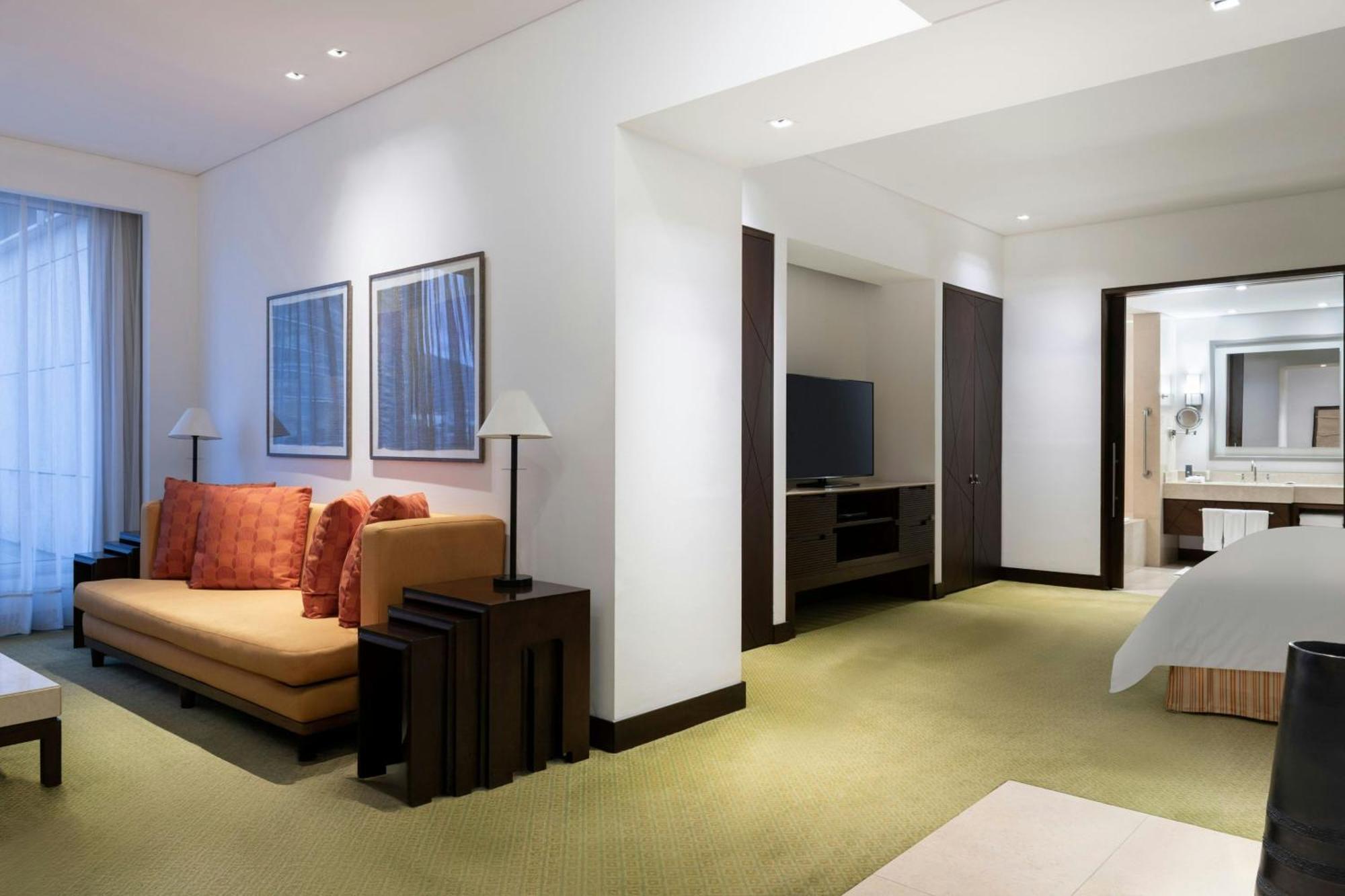 One-Bedroom Suite Lounge Access