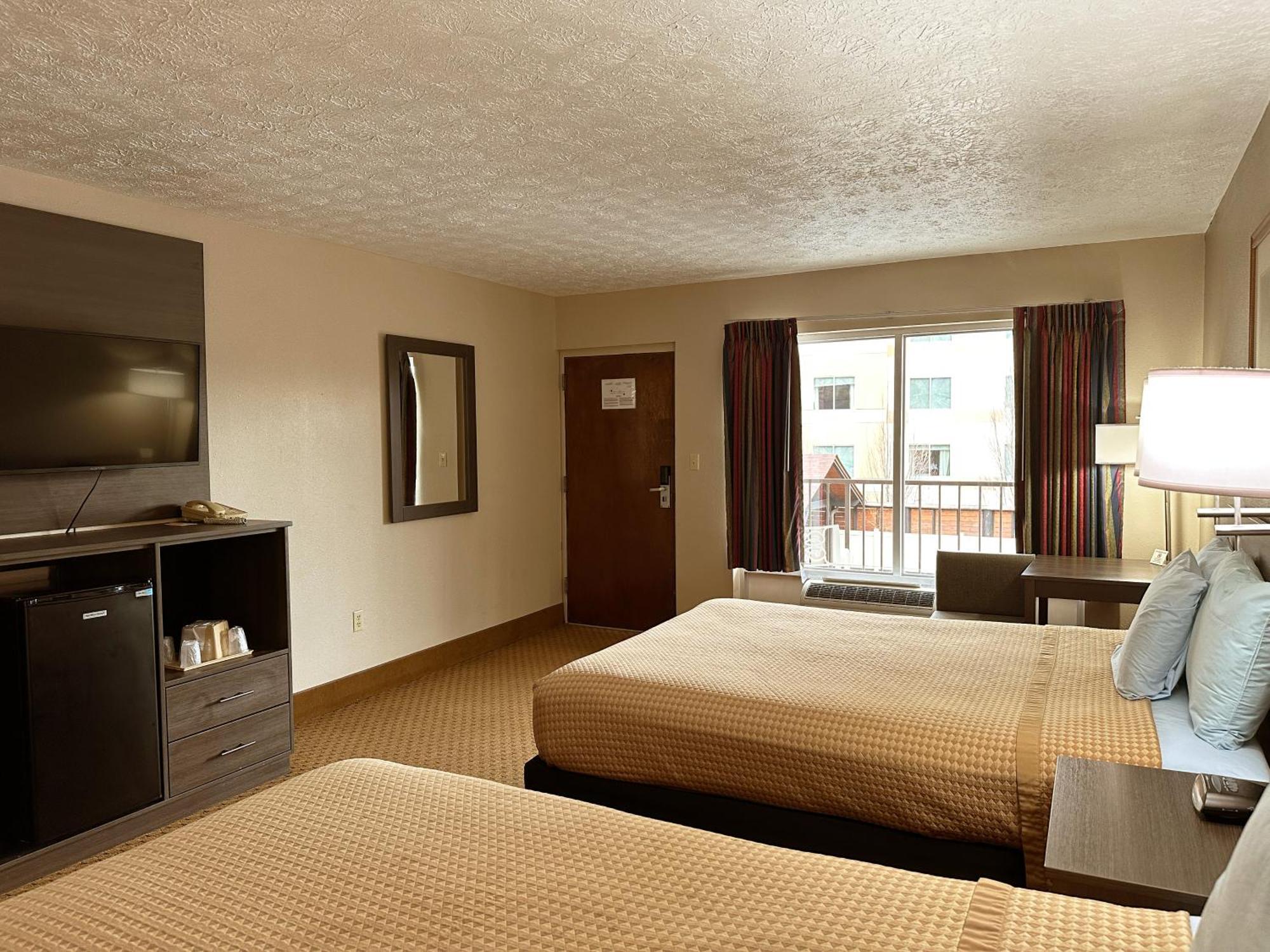 Queen Room Two Queen Beds No pets