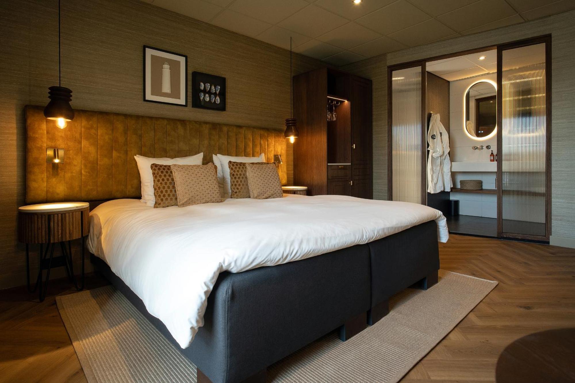Deluxe Double Room Shower
