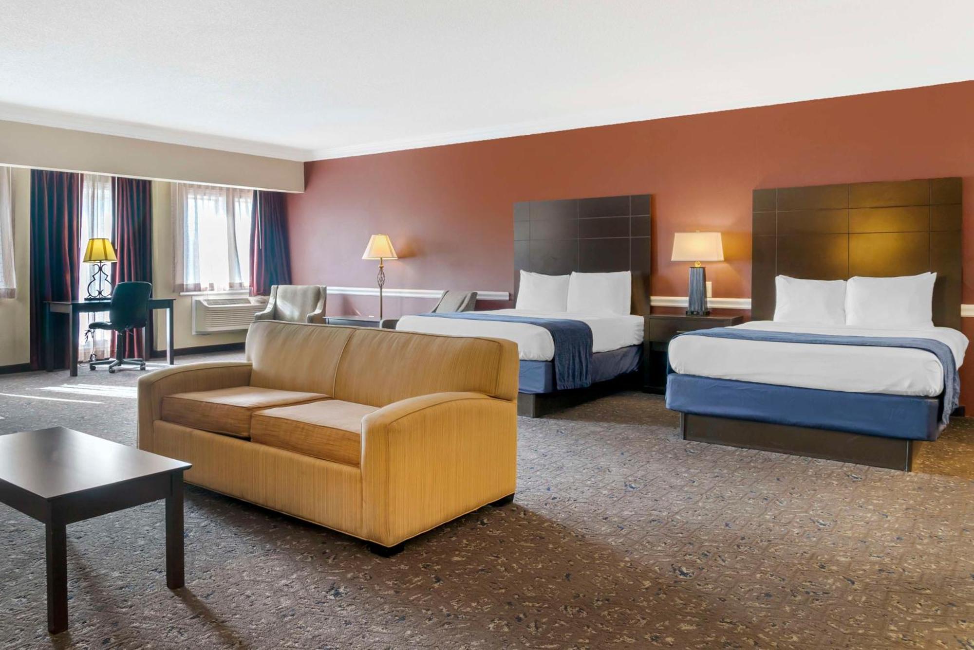 Queen Suite Two Queen Beds Fireplace Spa Bath Non-Smoking