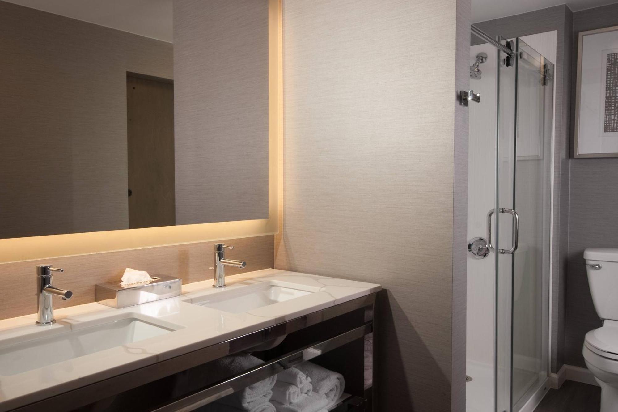 One-Bedroom King Suite with Balcony and City View,1644413831:JPEG