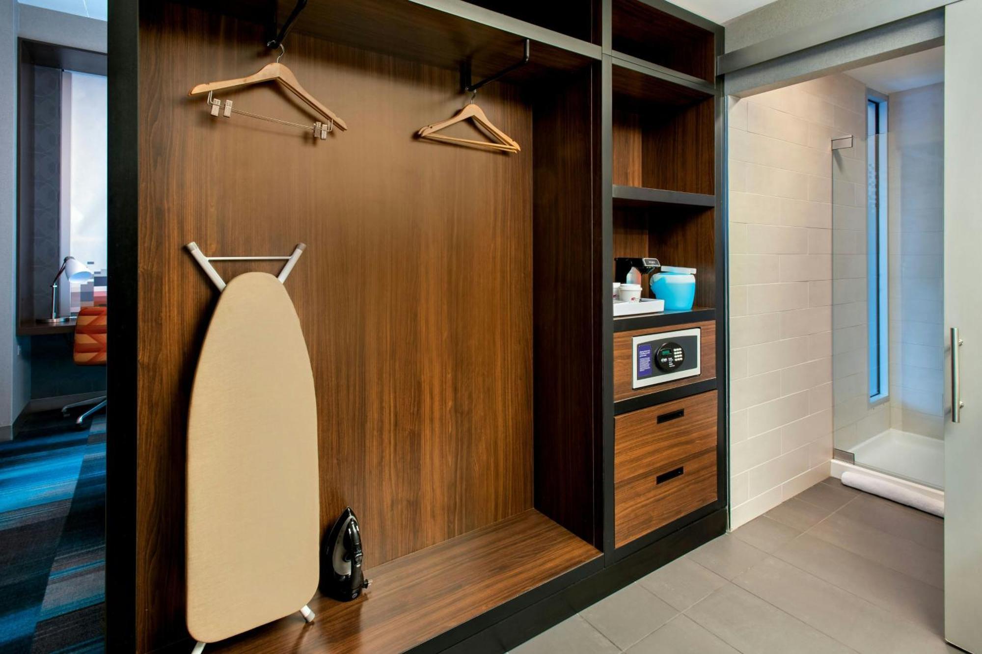Aloft King Guest room 1 King