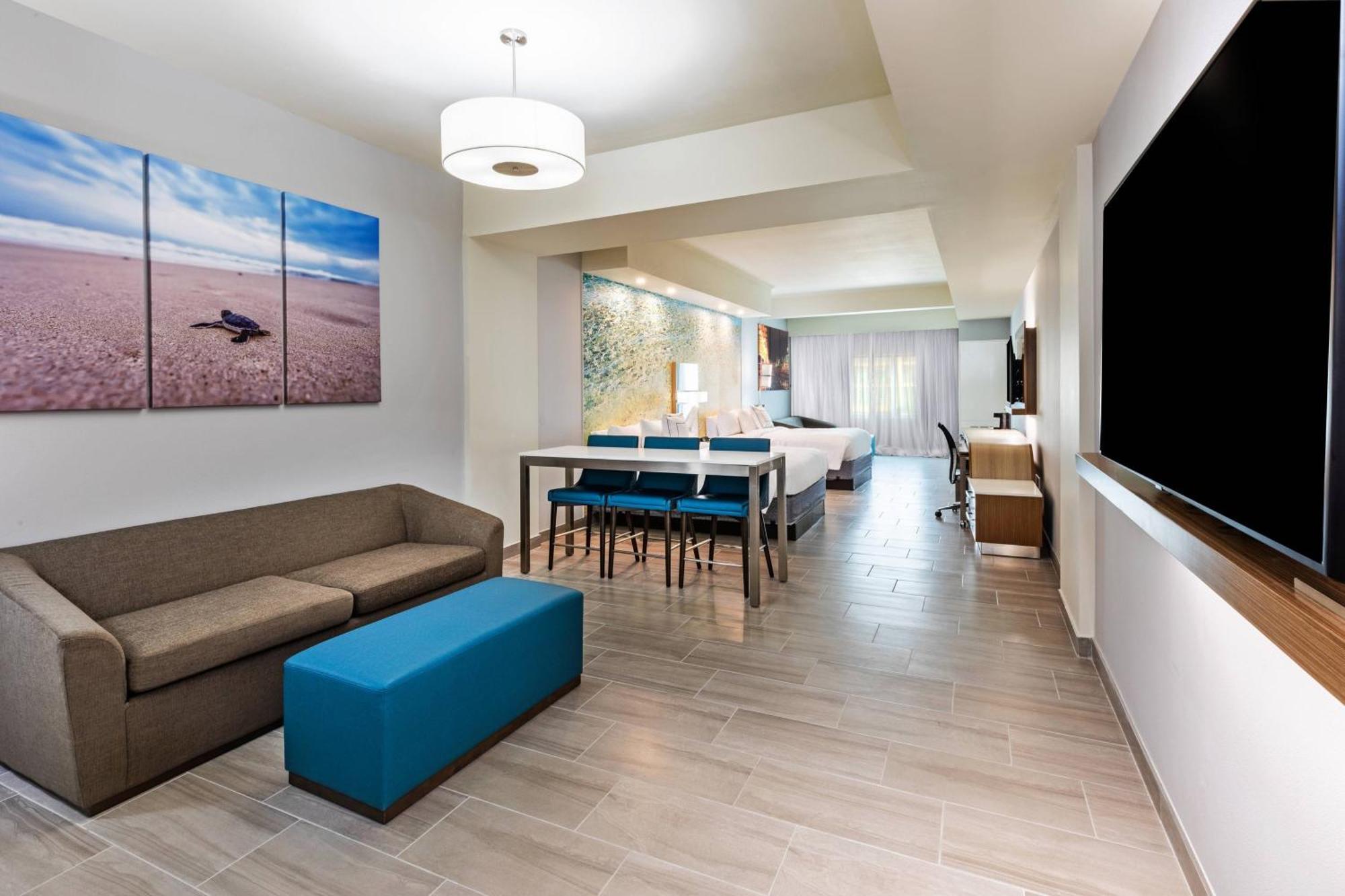 Queen Suite with Two Queen Beds and Sofa Bed - Hearing Accessible