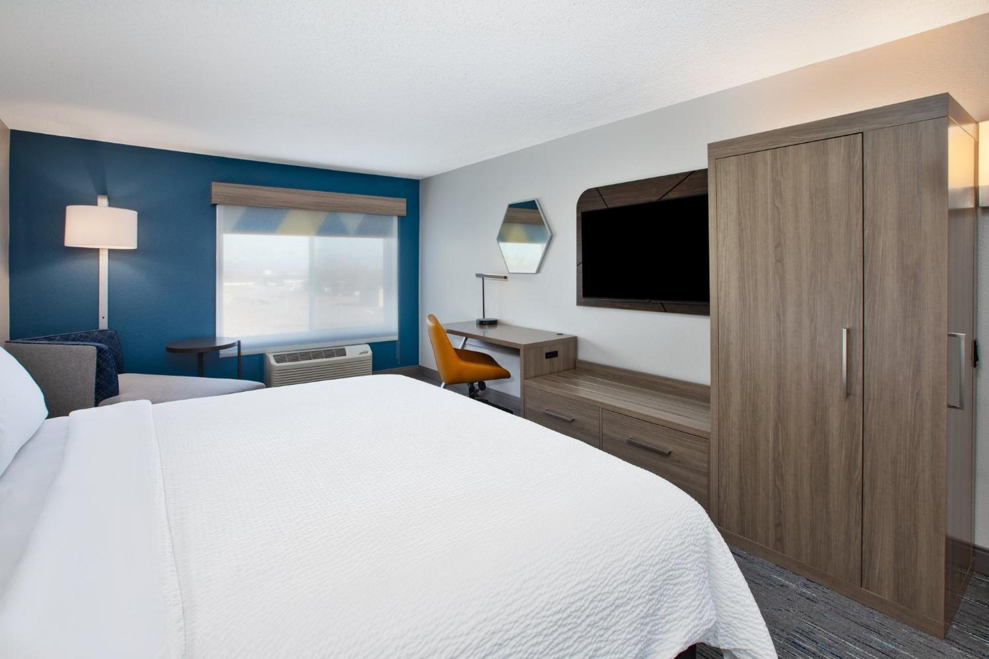 Standard King Room Mobility Accessible Tub