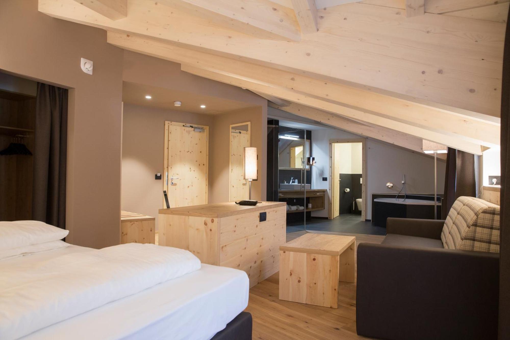 Deluxe Double Room Bath
