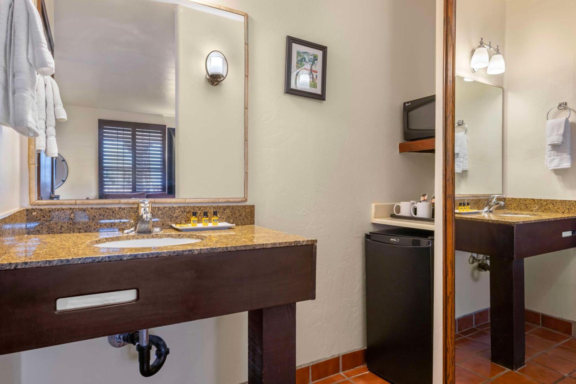 One-Bedroom King Suite with Sofa Bed,1645652046:JPEG