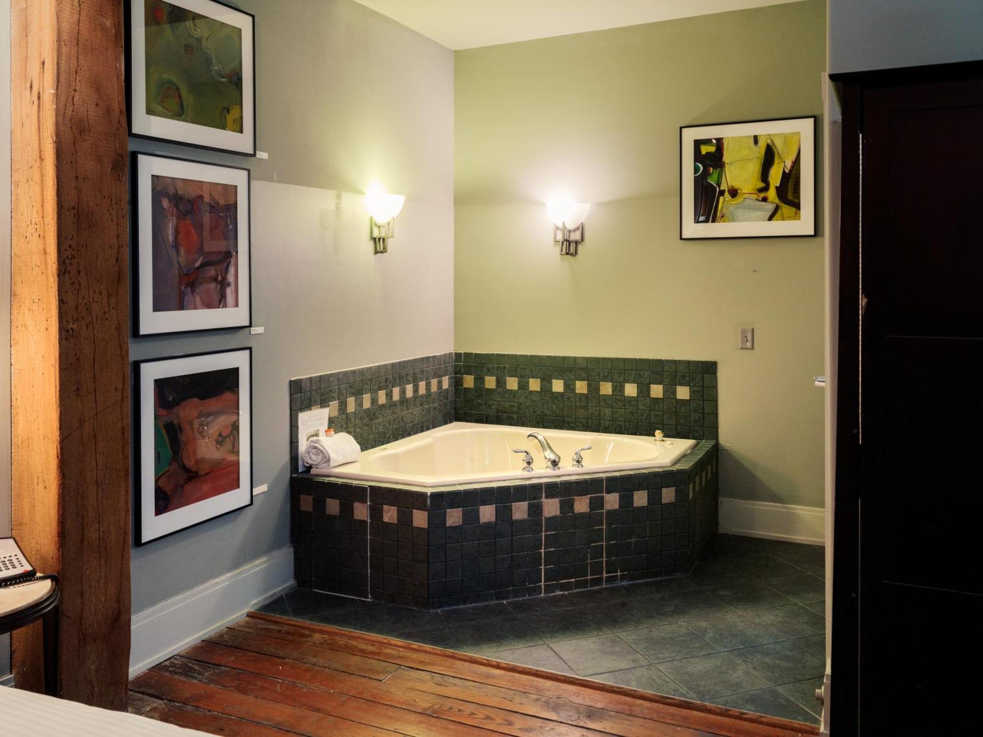 Arts Suite Hot Tub