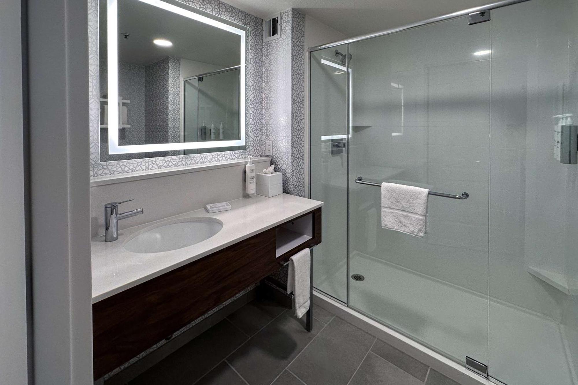 King Room Hearing Access or Non-Smoking