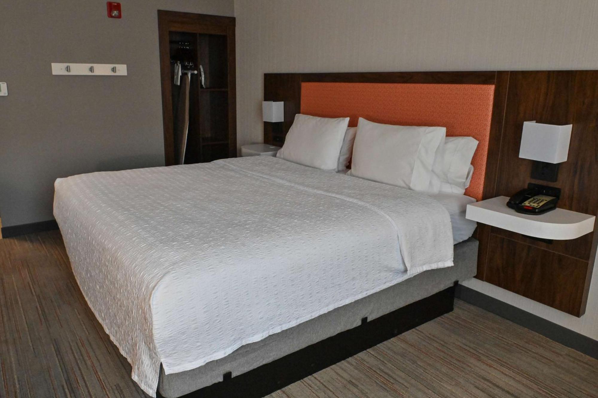 King Room Hearing Access or Non-Smoking
