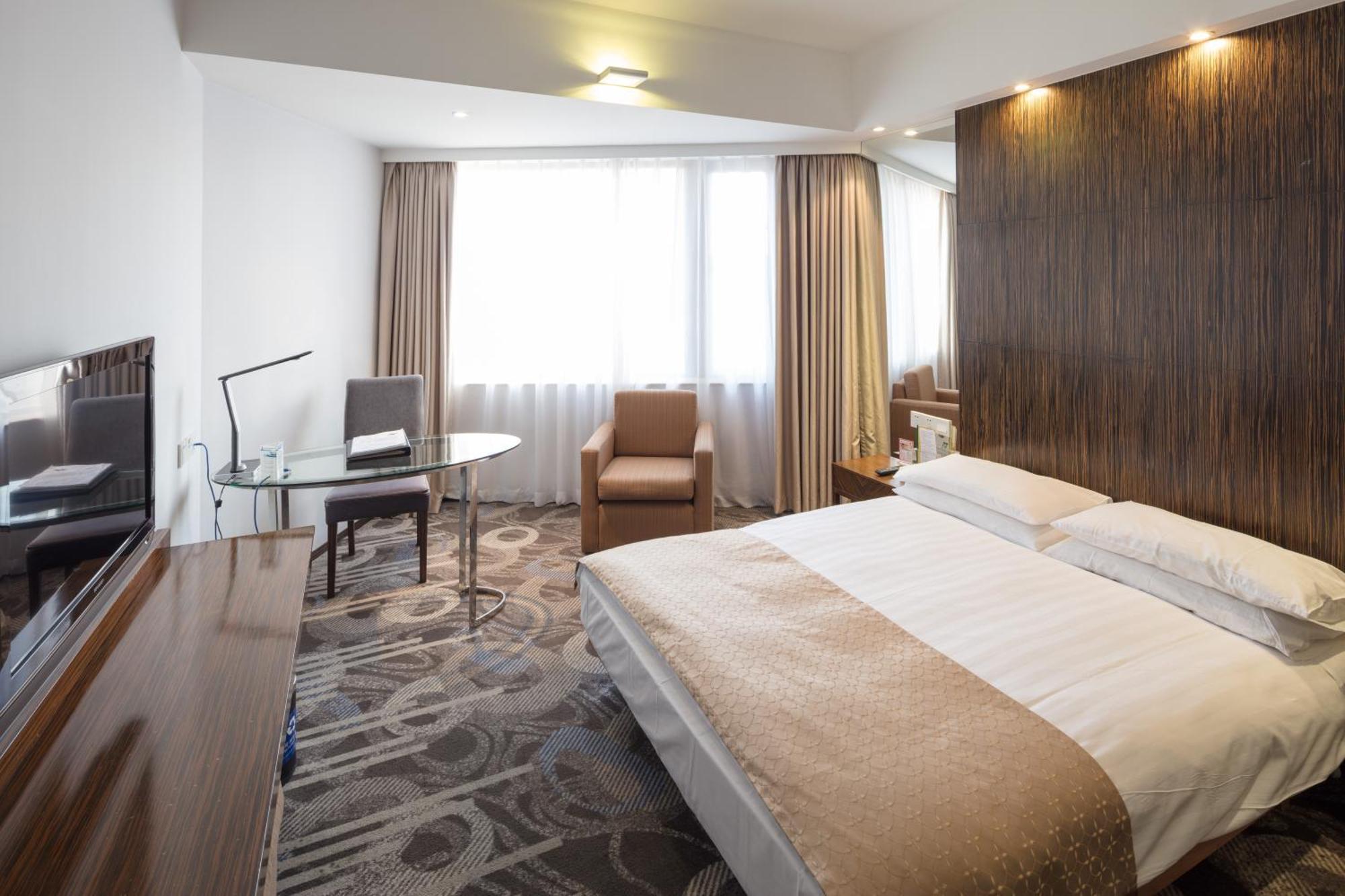 Superior Queen Room