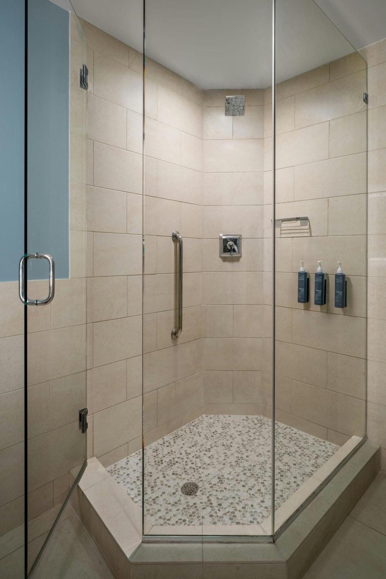 Queen Room with Two Queen Beds and Partial Bay View - Newly Renovated,1645655772:JPEG