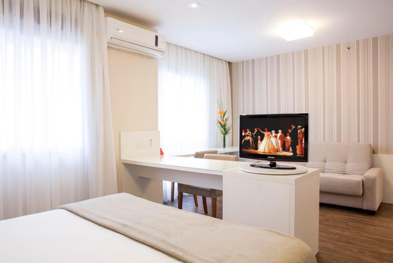 Luxury Double 1 Queen Bed 1 Sofa Bed