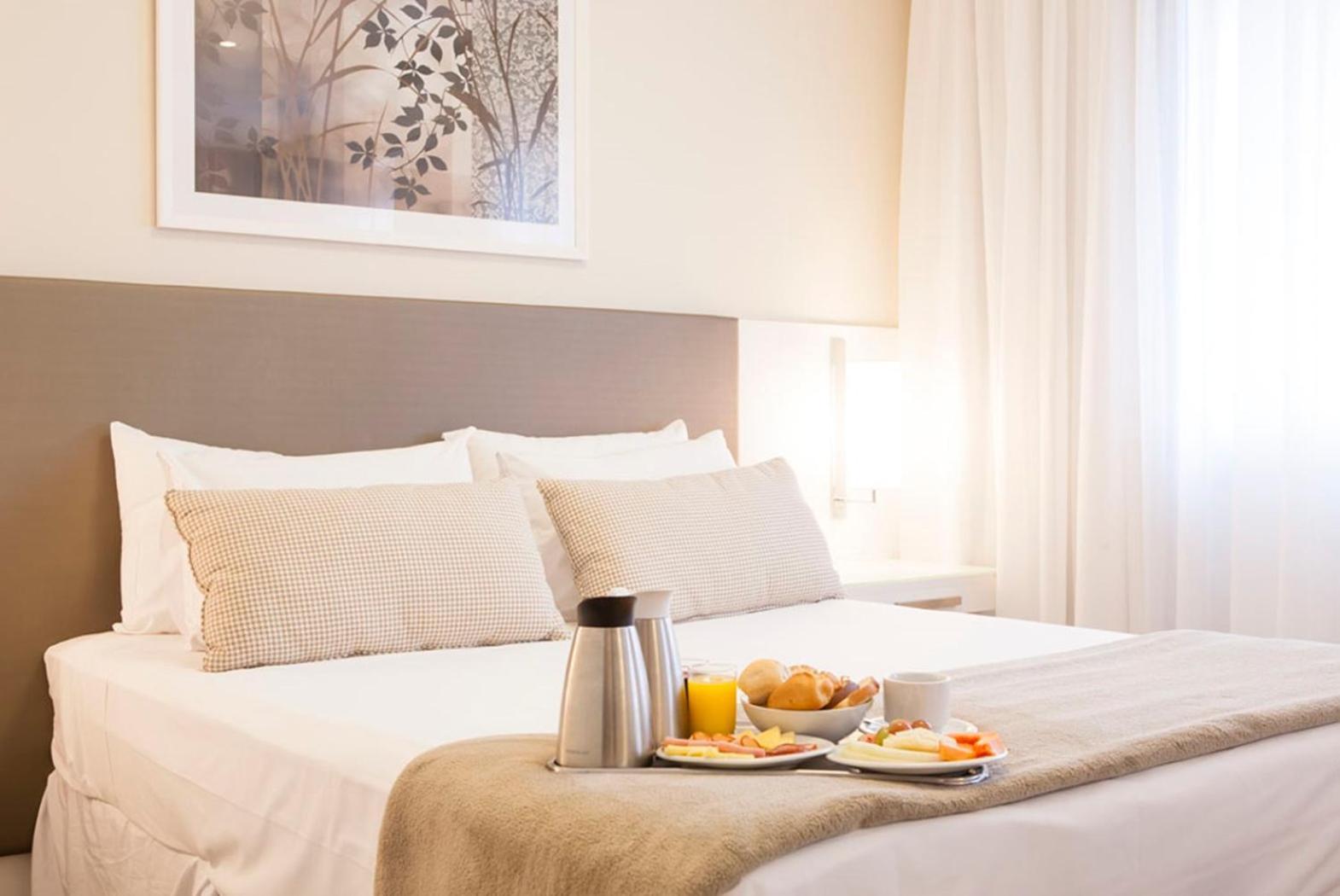 Luxury Double 1 Queen Bed 1 Sofa Bed