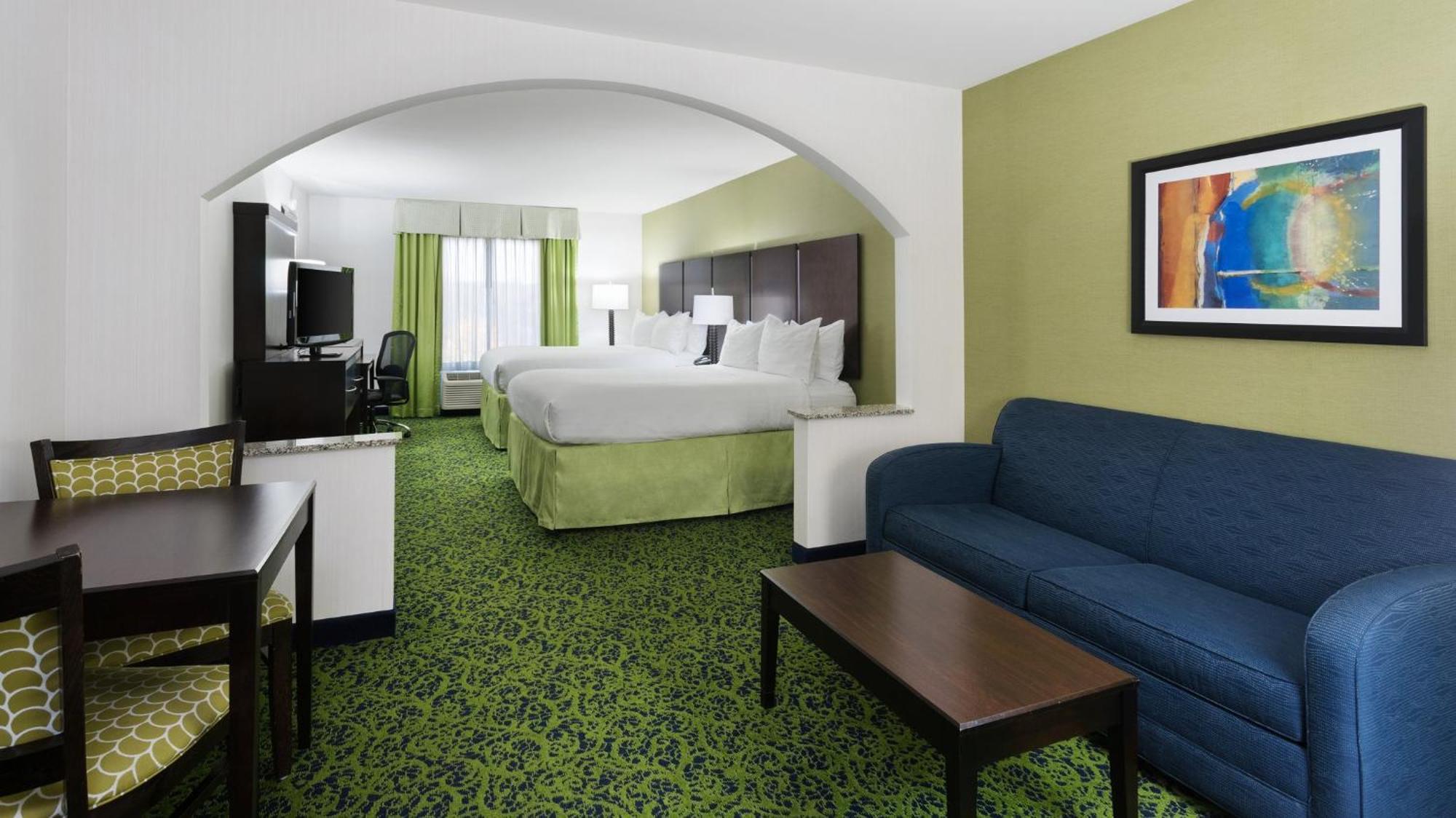 Queen Suite Two Queen Beds