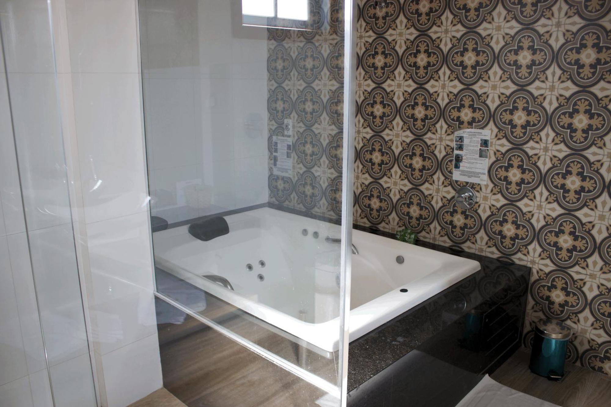 Deluxe Suite Spa Bath