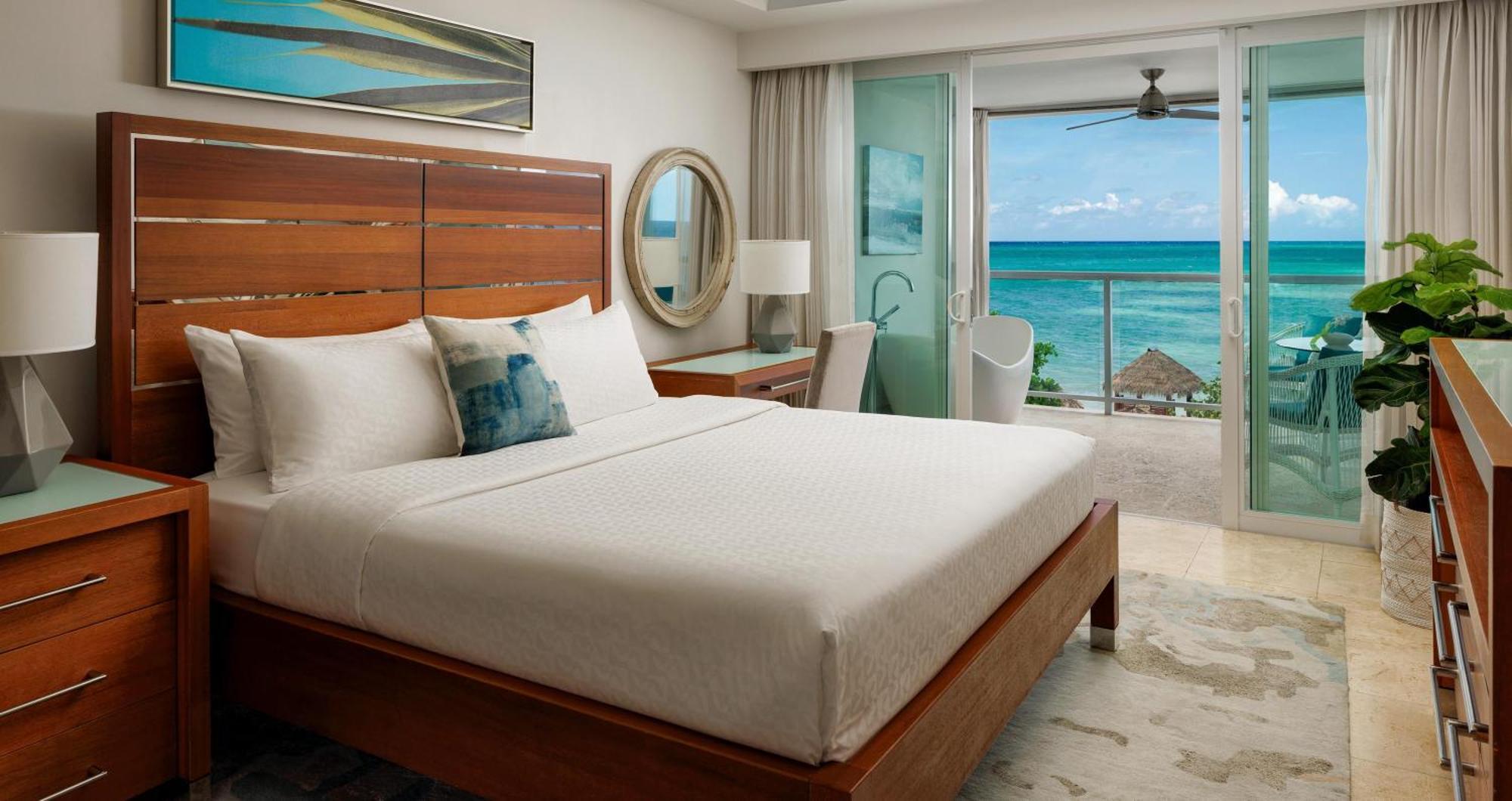 Beachfront Grande Luxe Club Level Junior Suite with tranquility soaking tub