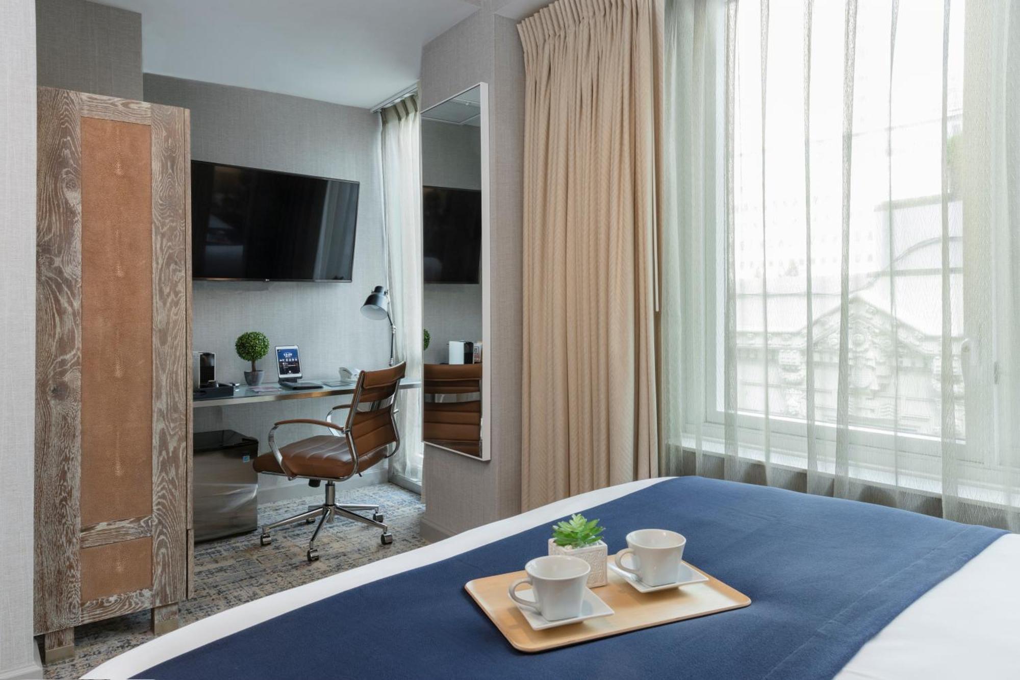 Petite Queen Room