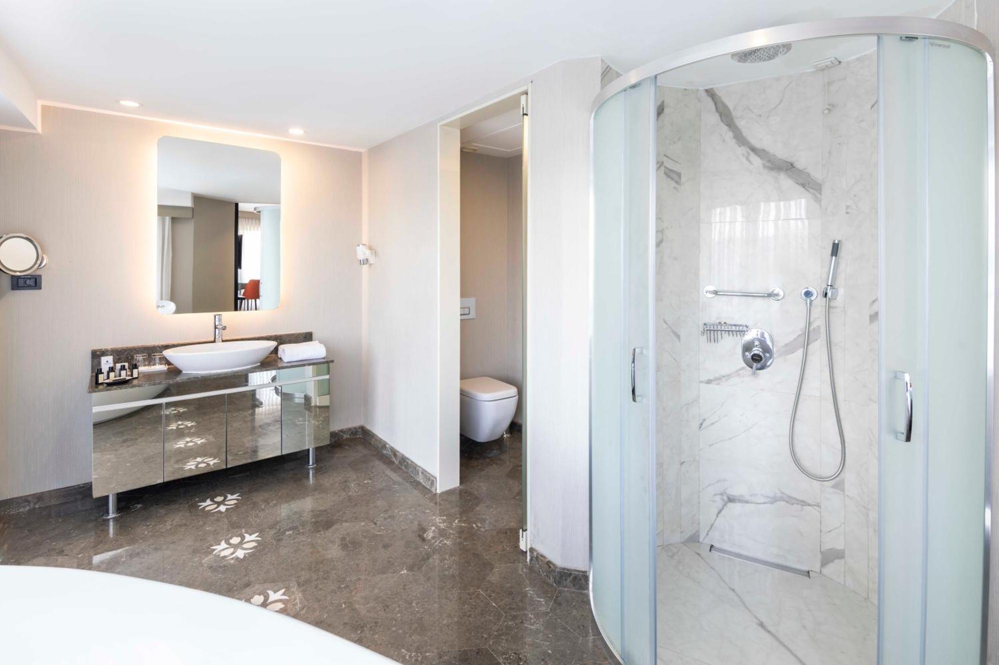 King Bosphorus View Room Hot Tub & Balcony