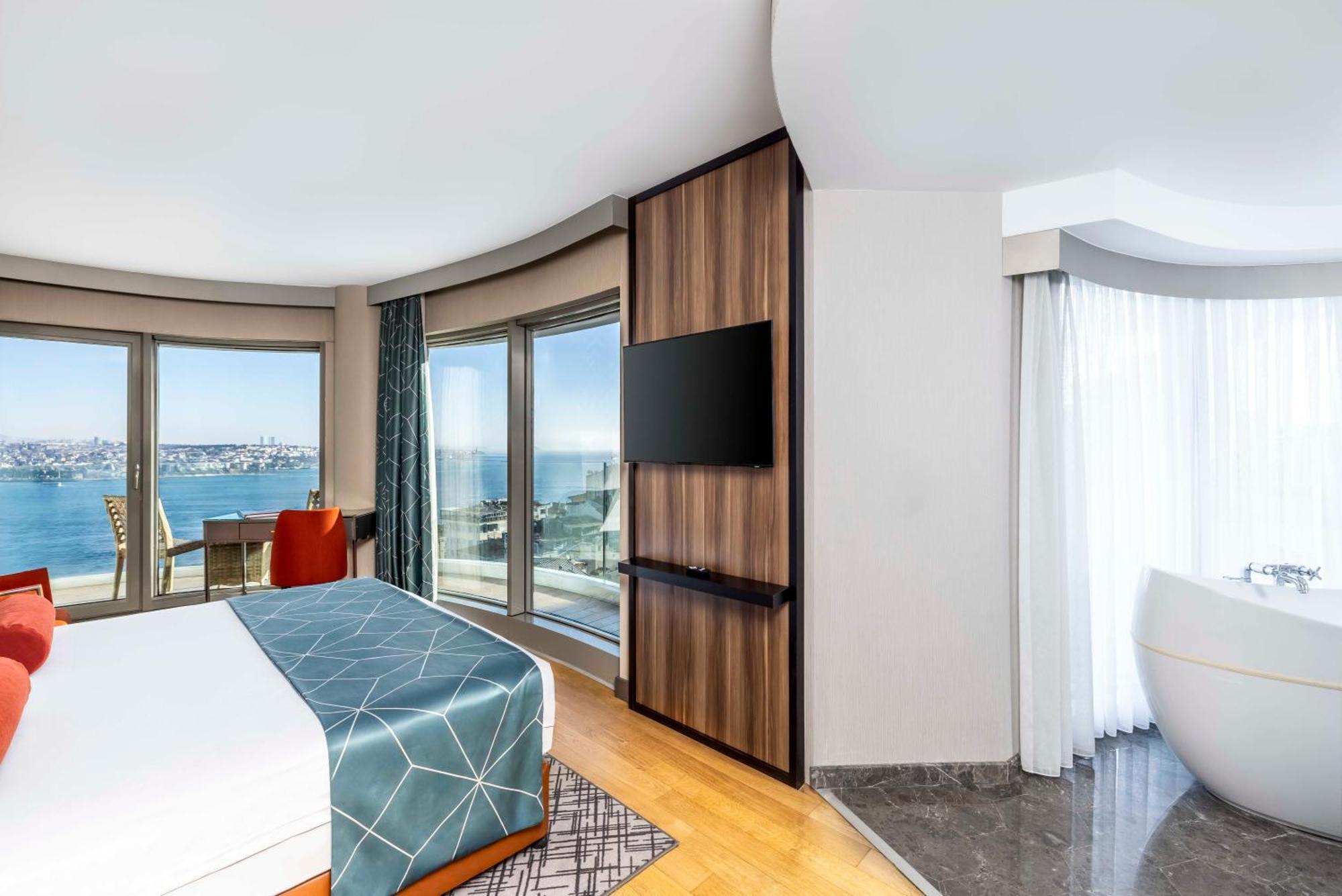 King Bosphorus View Room Hot Tub & Balcony