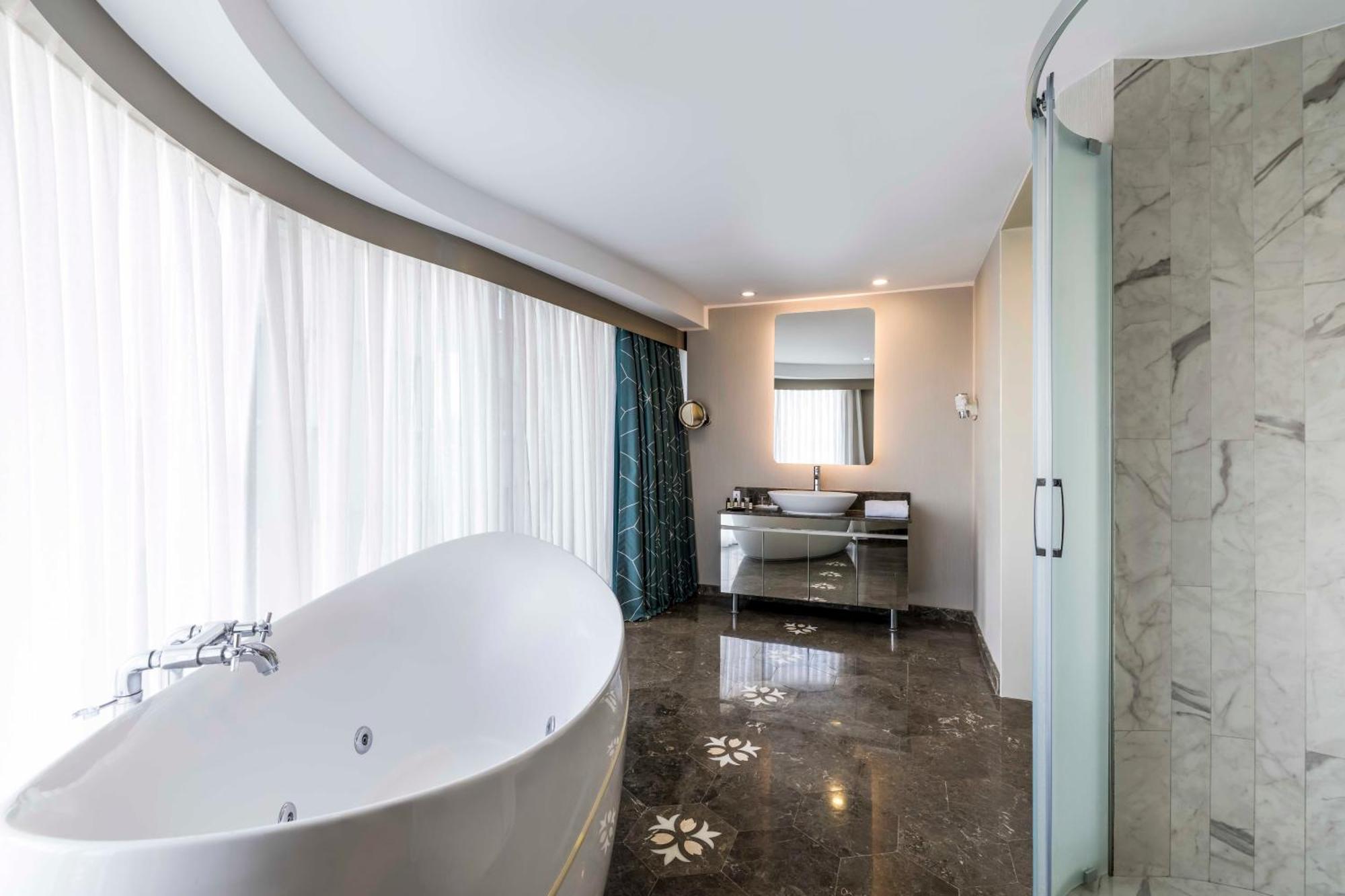 King Bosphorus View Room Hot Tub & Balcony
