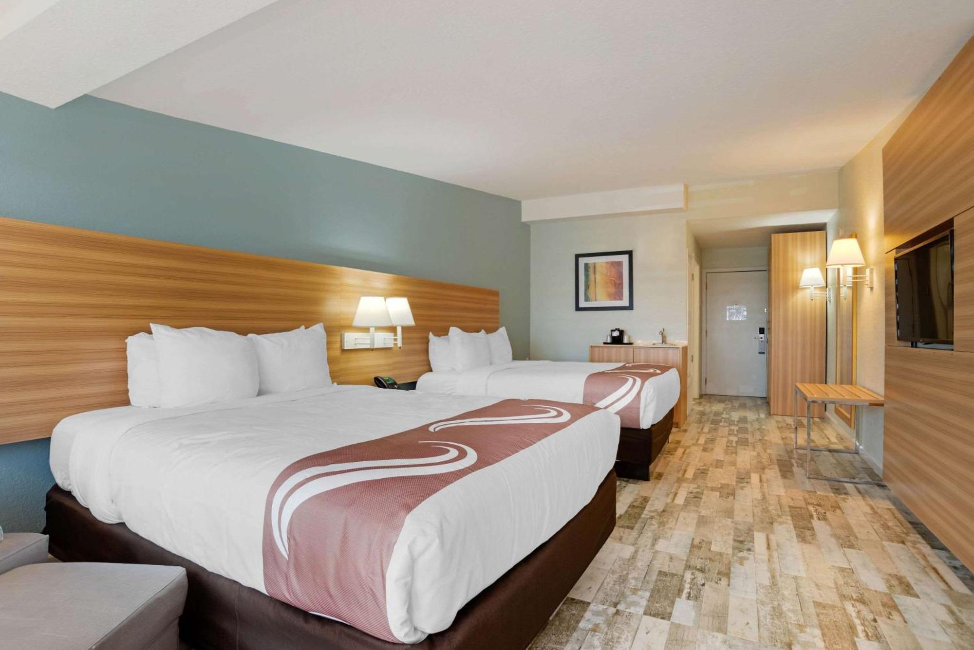 Queen Room Two Queen Beds Poolside Non-Smoking