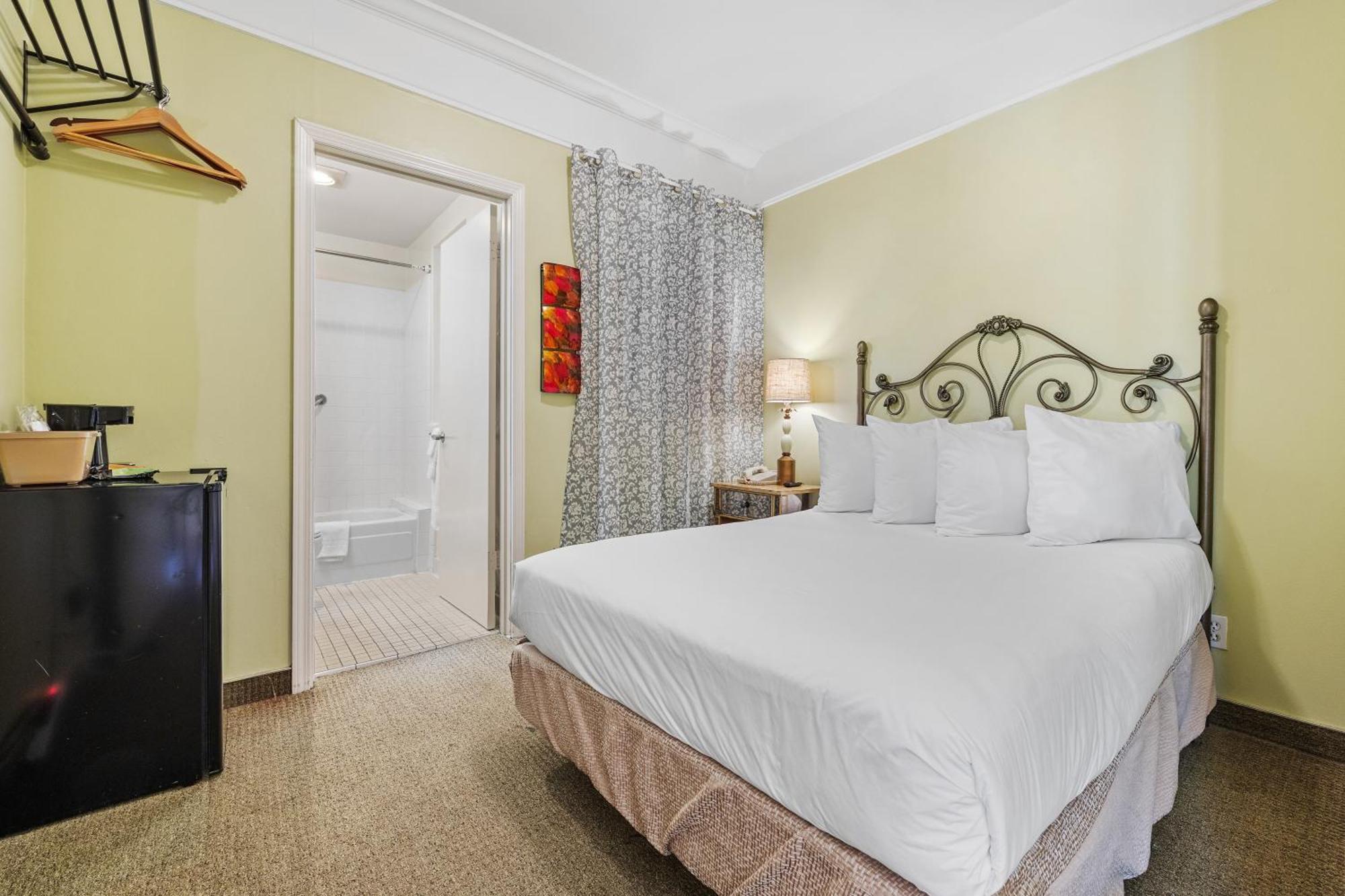 Petite Double Room,1646890760:JPEG