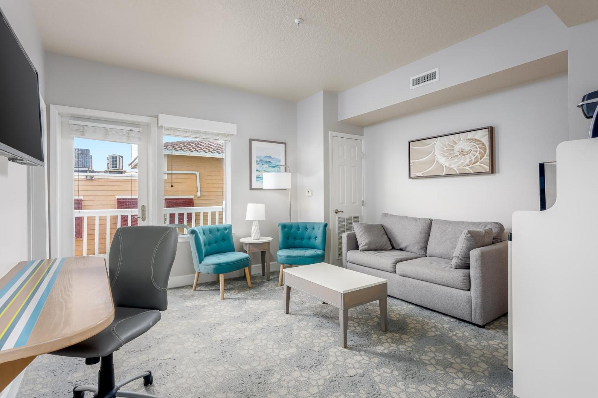 Deluxe Queen Suite
