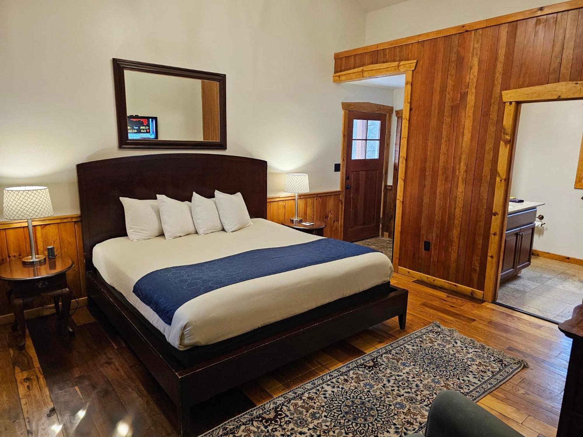 Deluxe Queen Room
