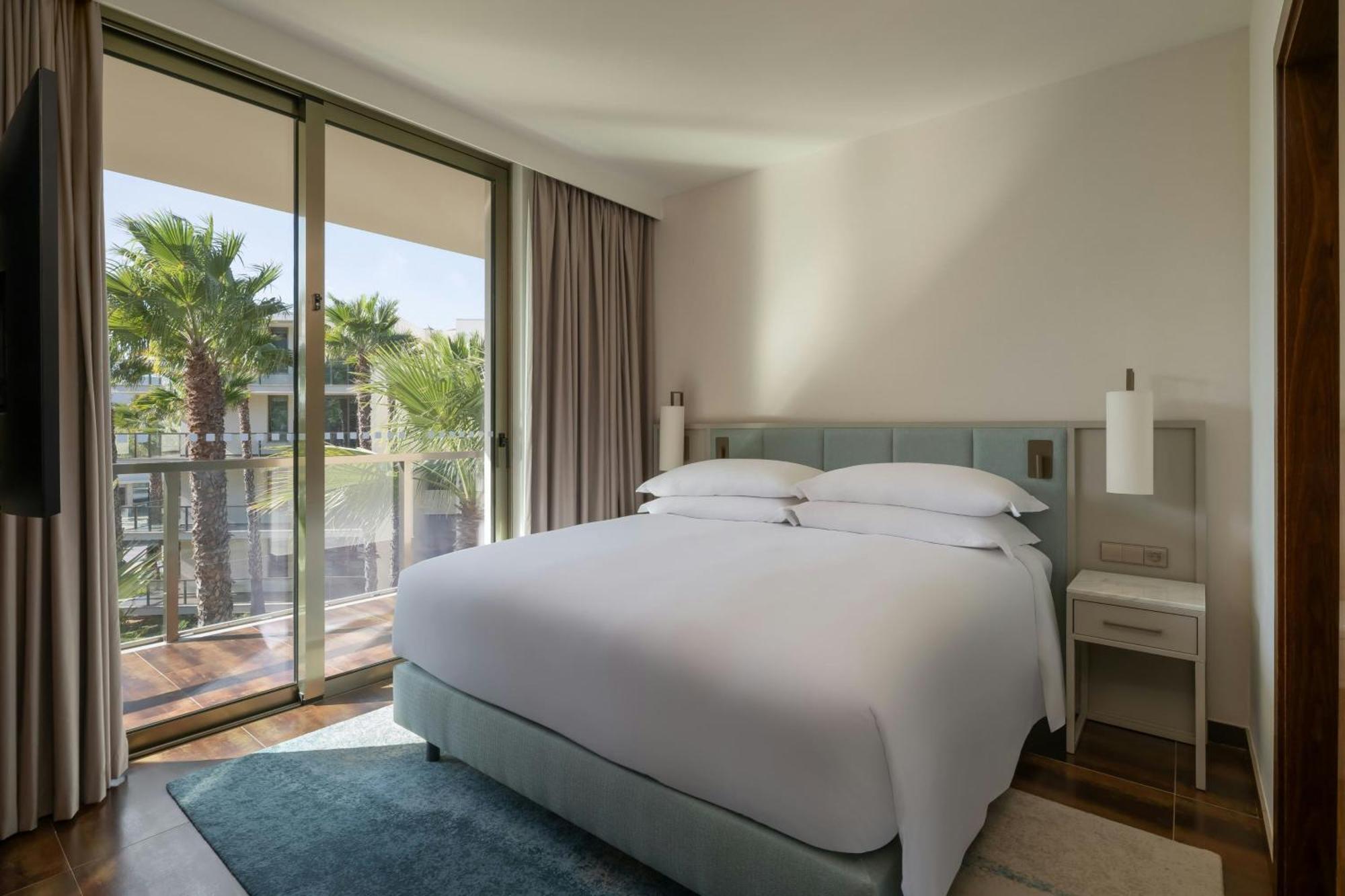 Suite com 3 Quartos, Varanda e Vista Piscina