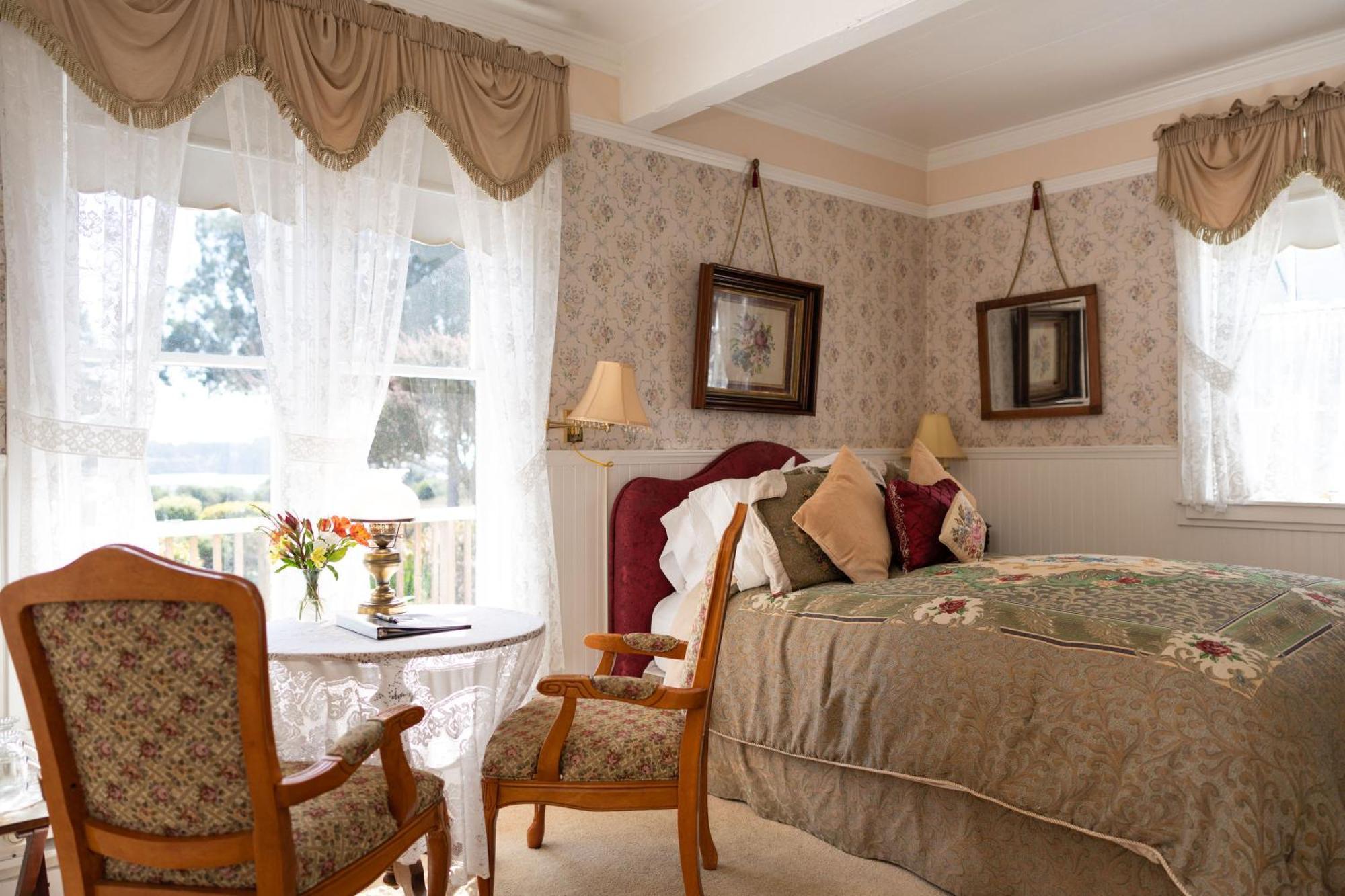 Patricia Stofle Room Deluxe Queen