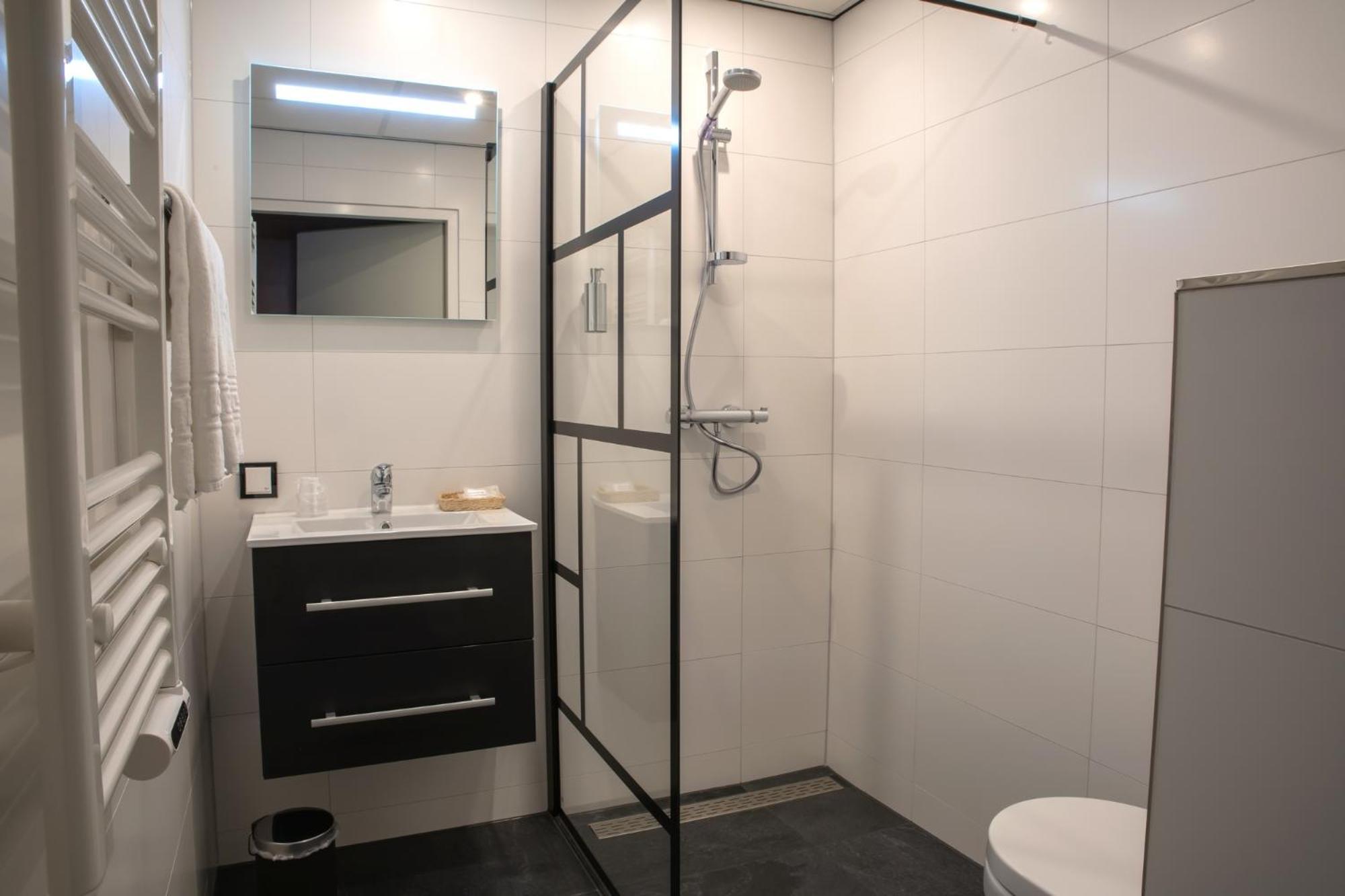 Twin Room Shower