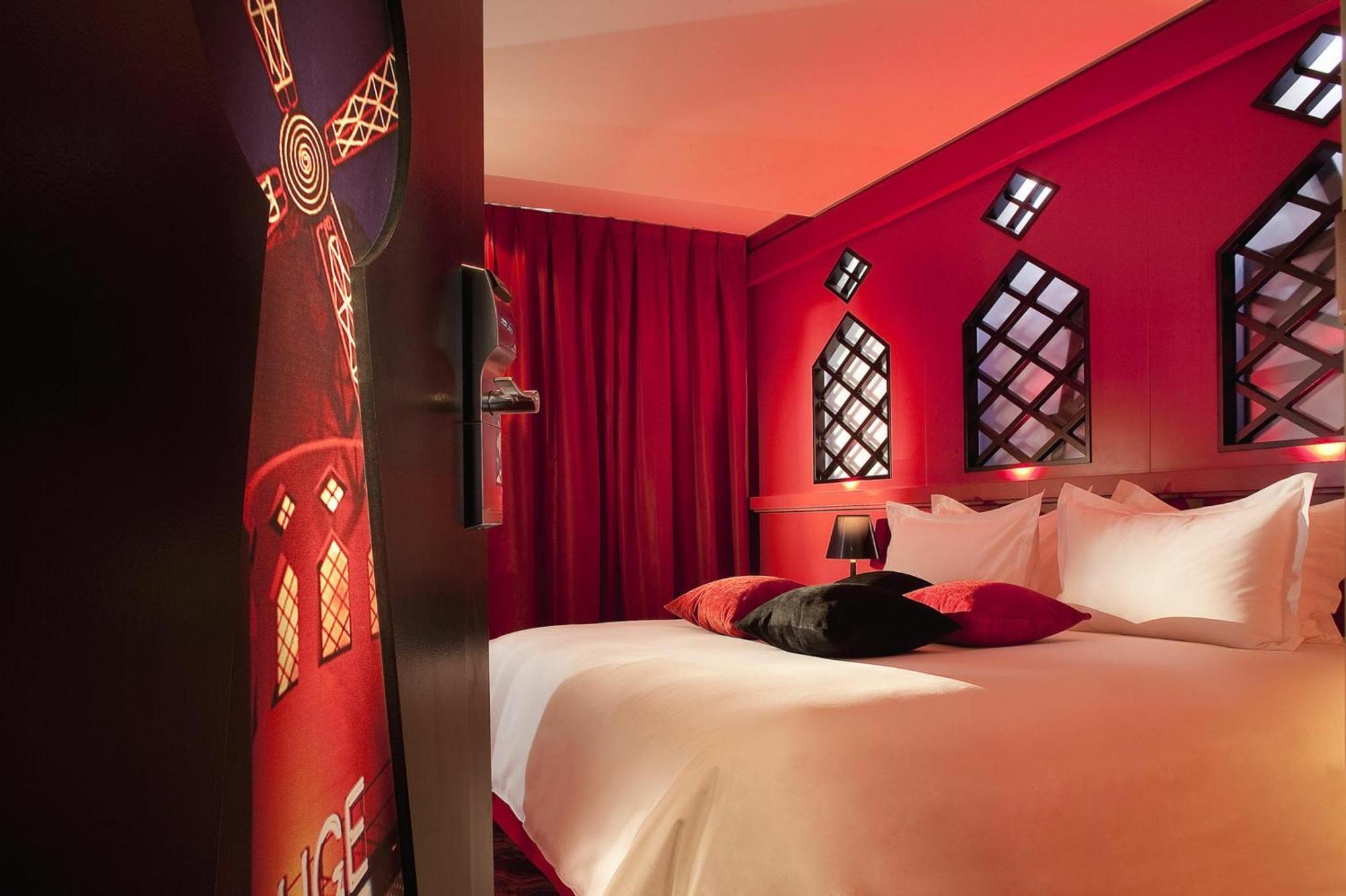 Double Room Moulin Rouge Shower