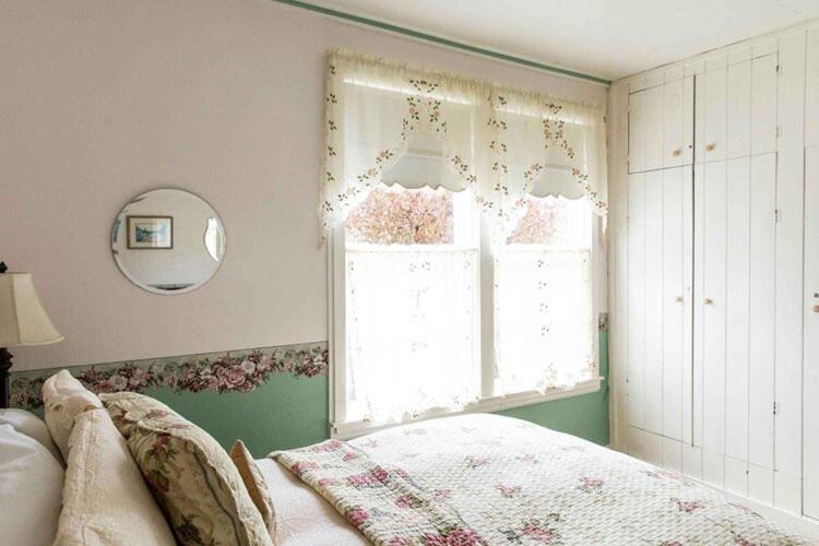 Annie's Room Standard Queen