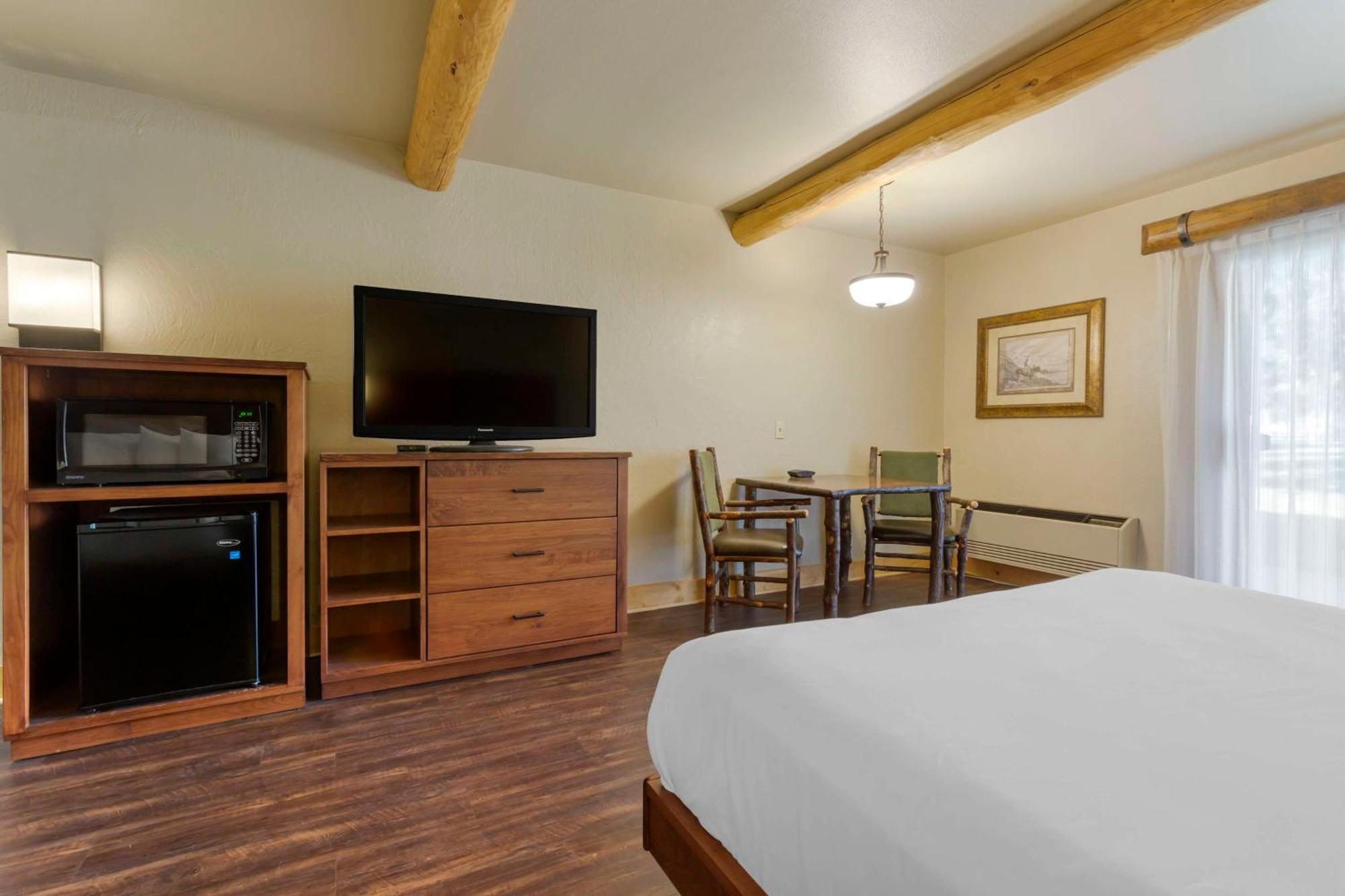 Queen Room Two Queen Beds Pet Friendly