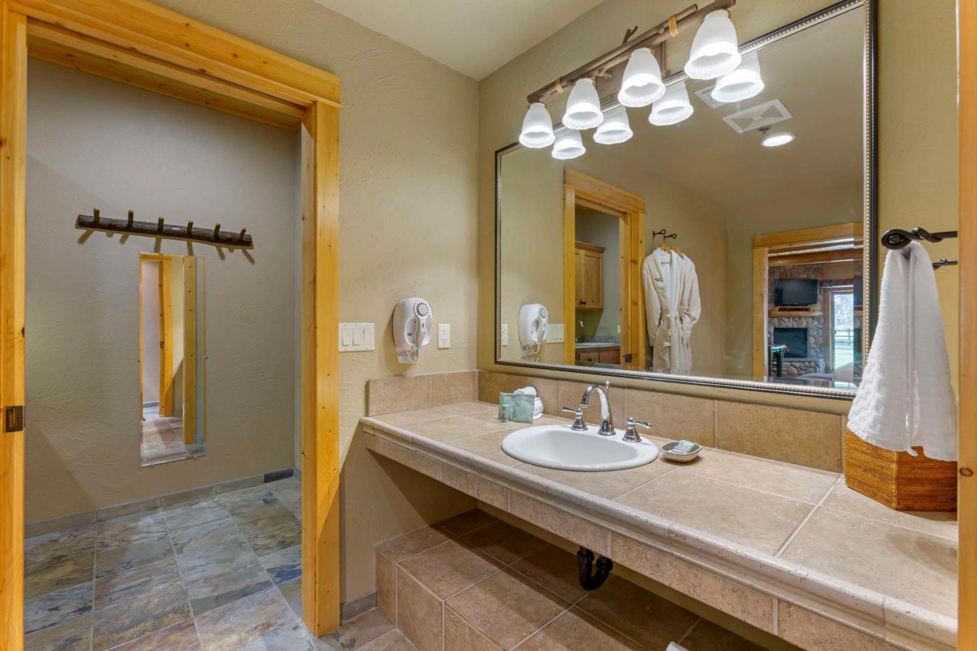 King Suite Spa Bath Non-Pet Friendly