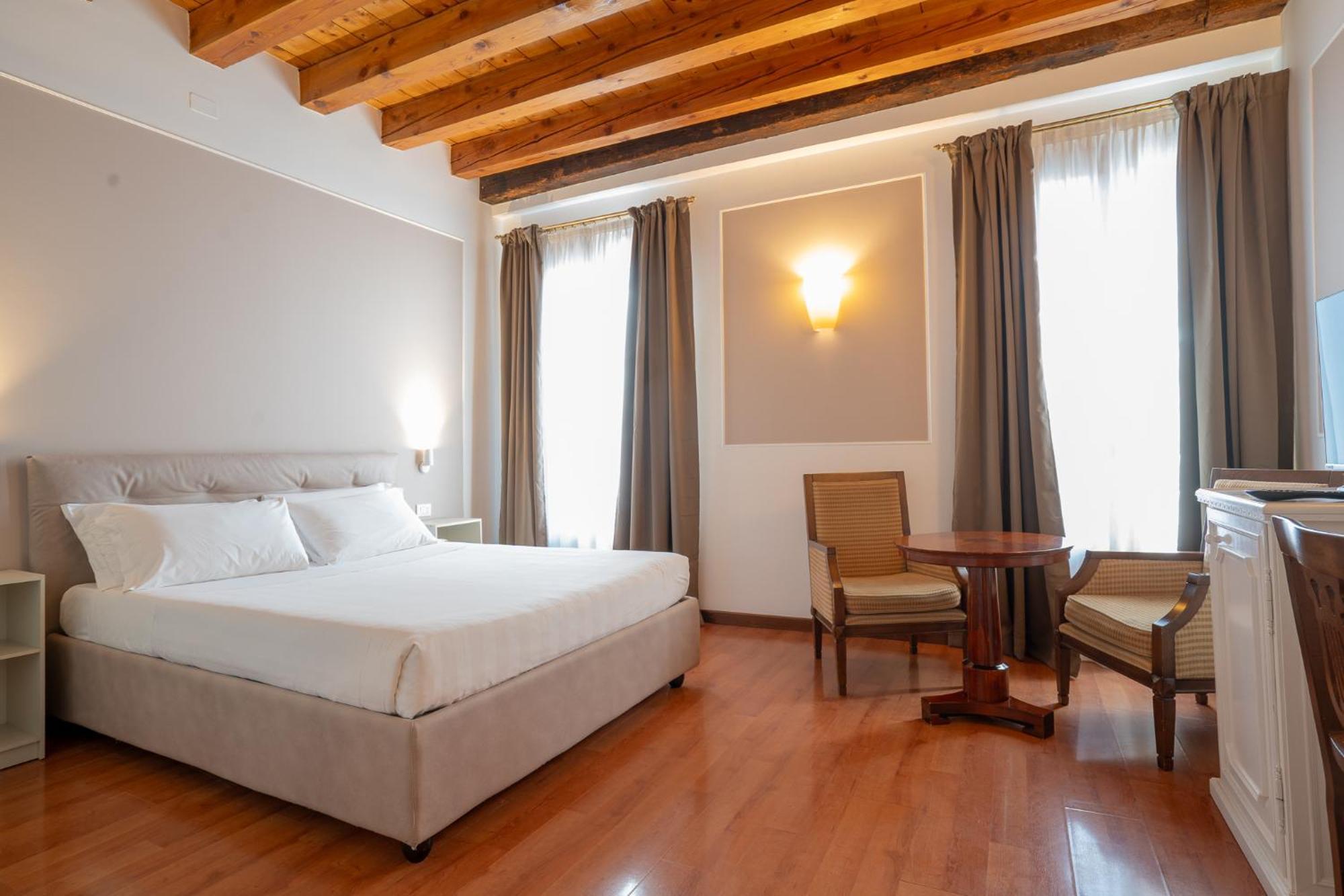 Superior Double Room Canal View